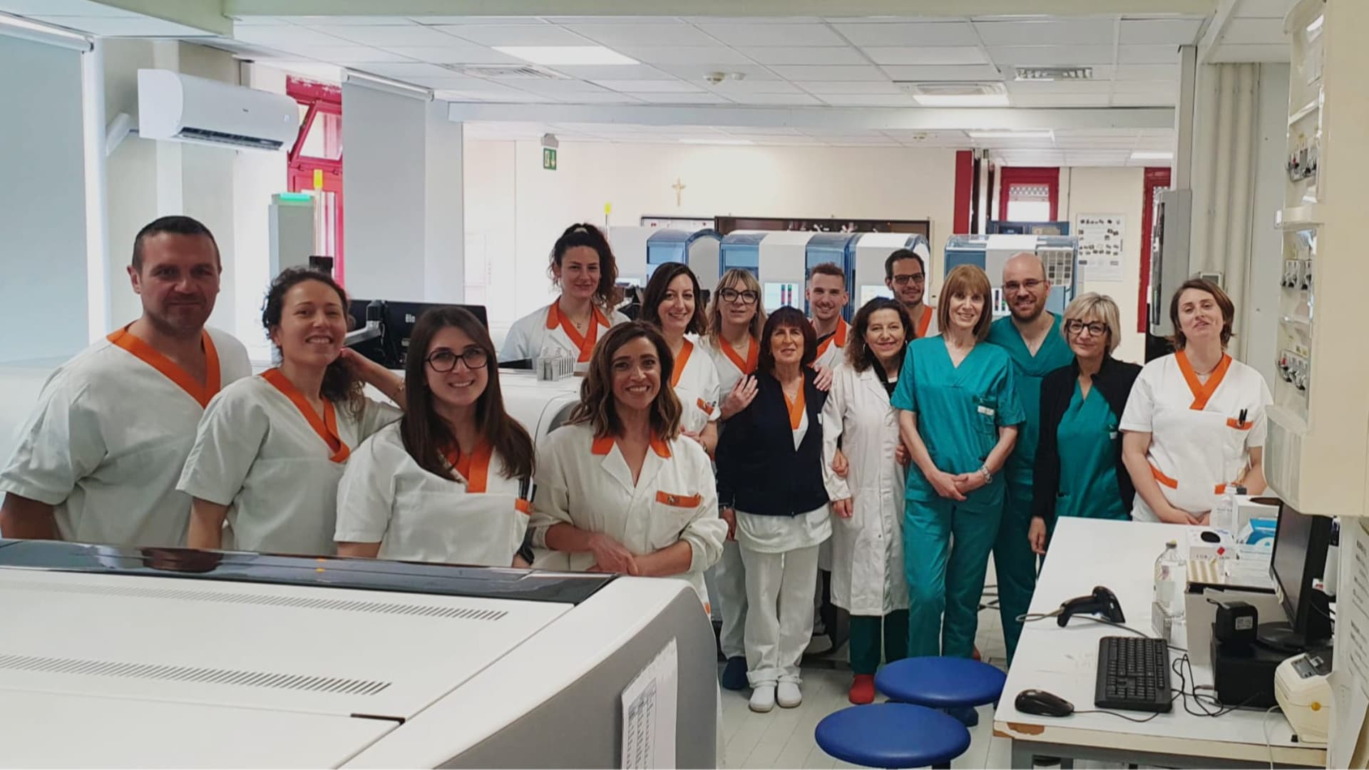 Foto di gruppo nel laboratorio