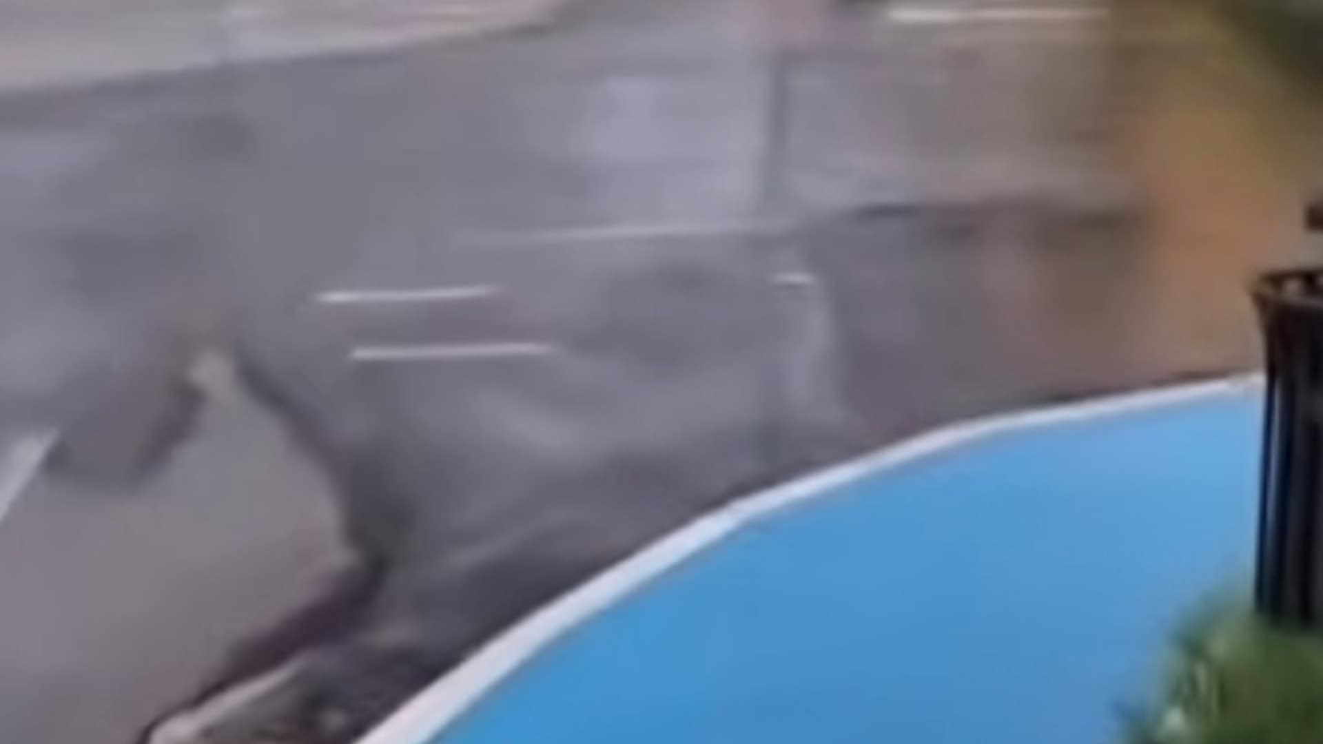 Teramo virtuosa sull’acqua, ma a Montorio scatta l’allarme perdite: “Strada diventata verde” - Video