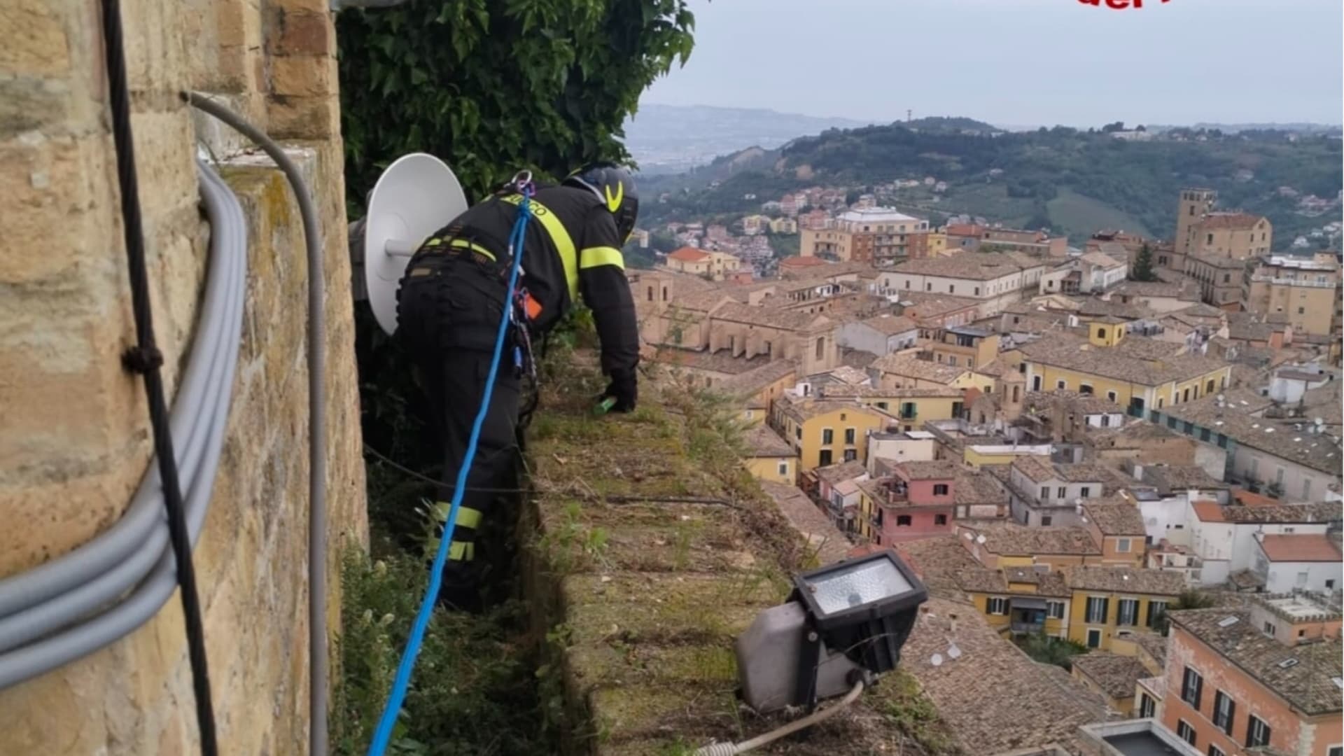 Chieti, i vigili del fuoco in azione sul campanile di San Giustino