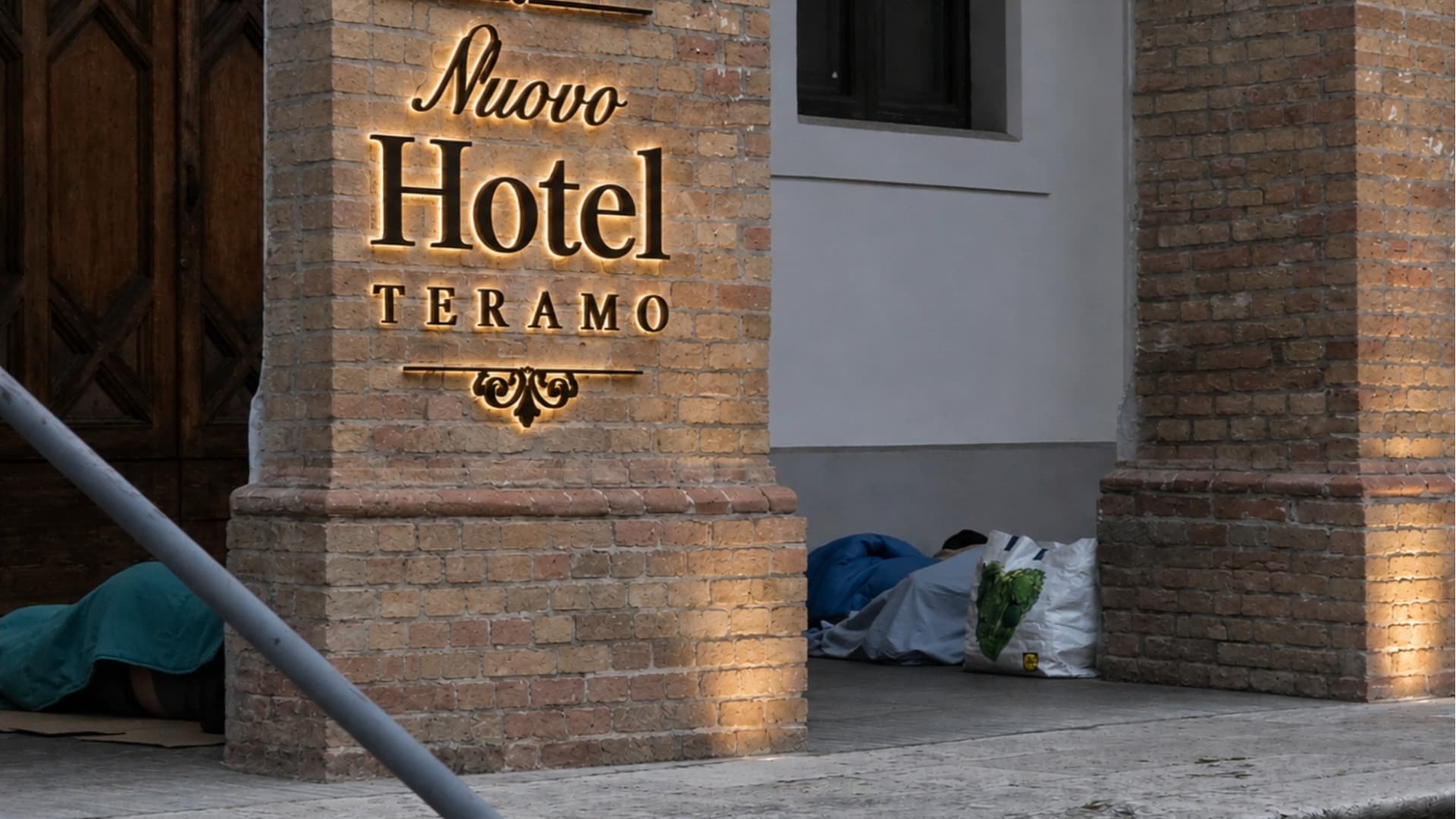 Teramo, il dormitorio resta incompiuto: immigrati ancora in strada davanti alla Questura - Video