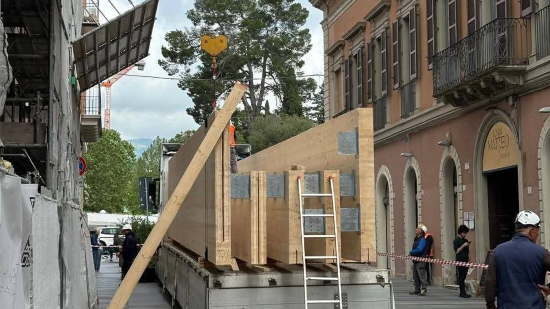 Teatro comunale a Teramo, il cantiere entra nel vivo: installata la nuova torre scenica