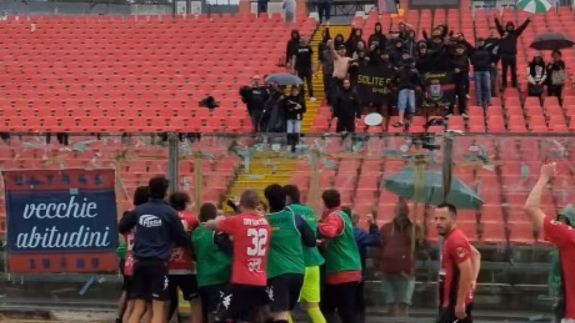 La festa dei giocatori del Notaresco sotto i tifosi a fine partita