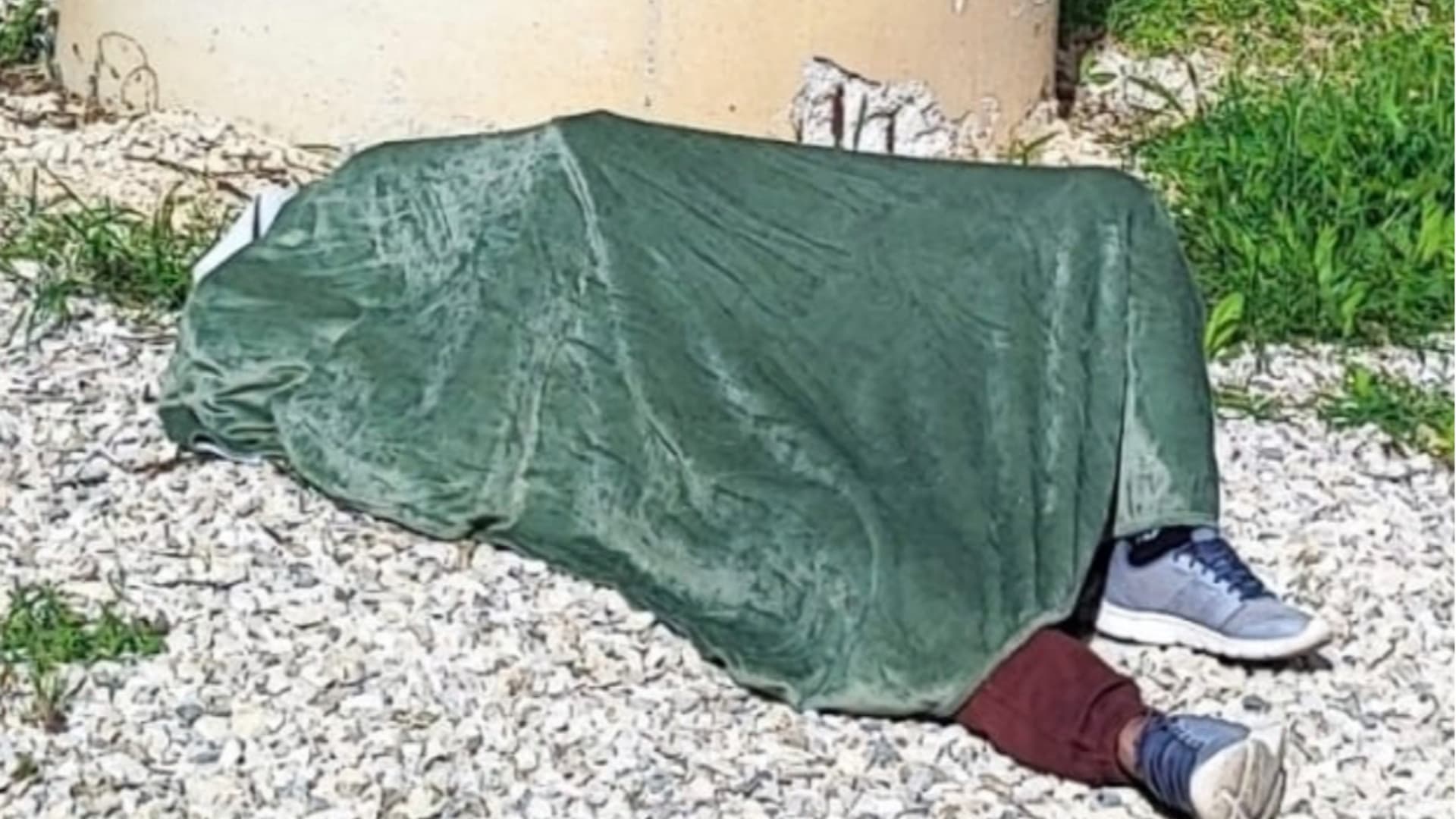Teramo, c'è un uomo immobile sotto il ponte: scatta l'allarme - Cosa sappiamo