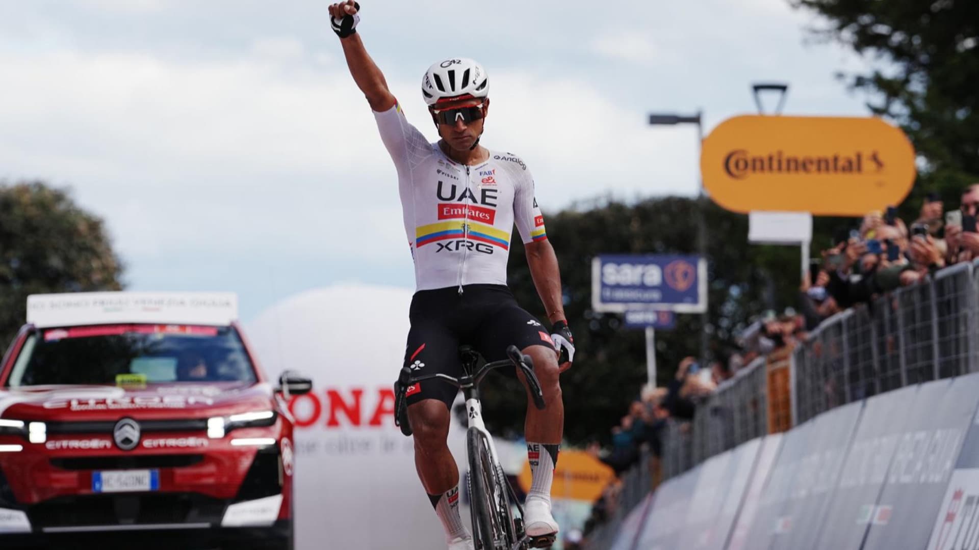 Giro d'Italia, Narváez conquista la Chieti-Fermo dopo una giornata folle tra attacchi e muri