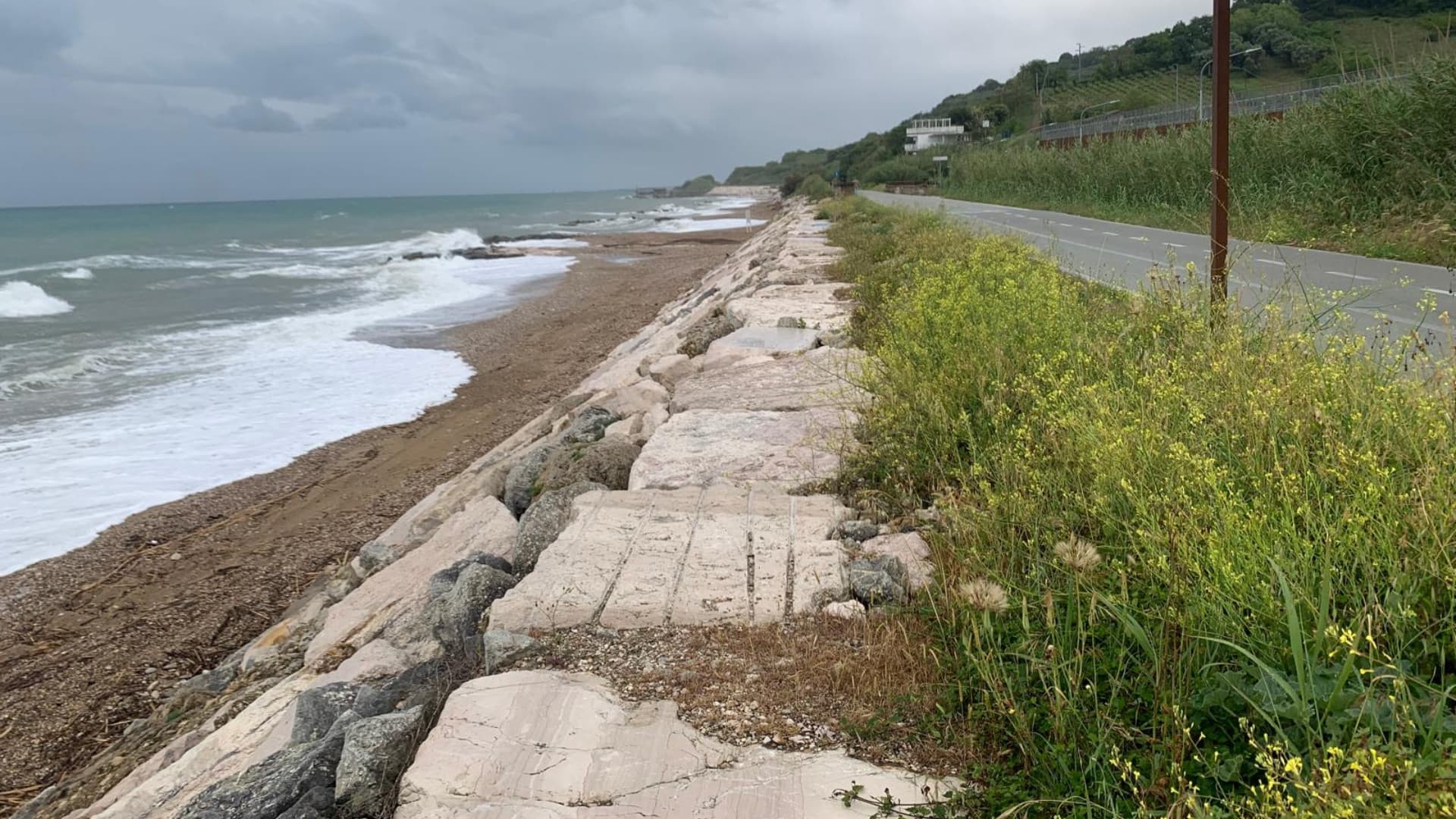 La mareggiata sfiora la via Verde