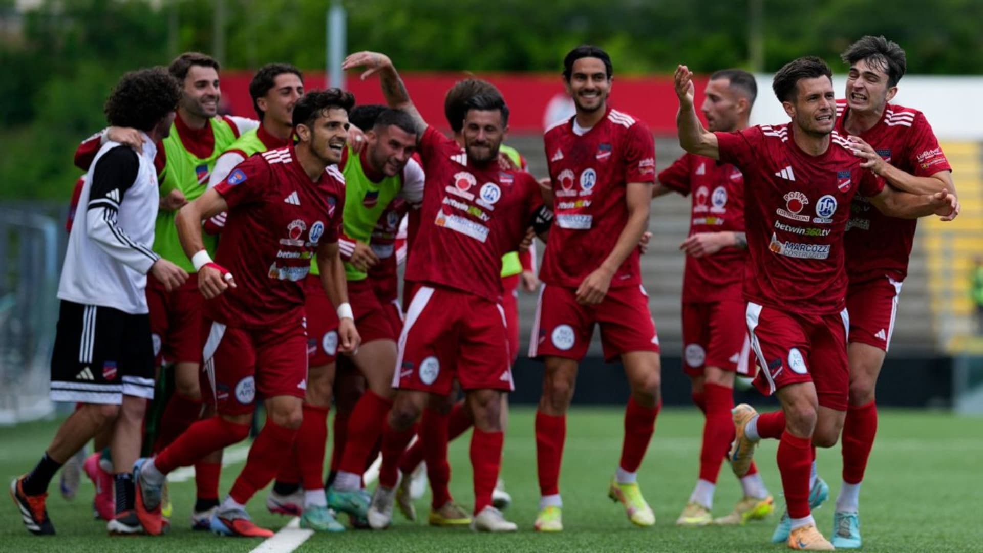 La festa dei giocatori del Teramo (Foto:Teramo calcio)