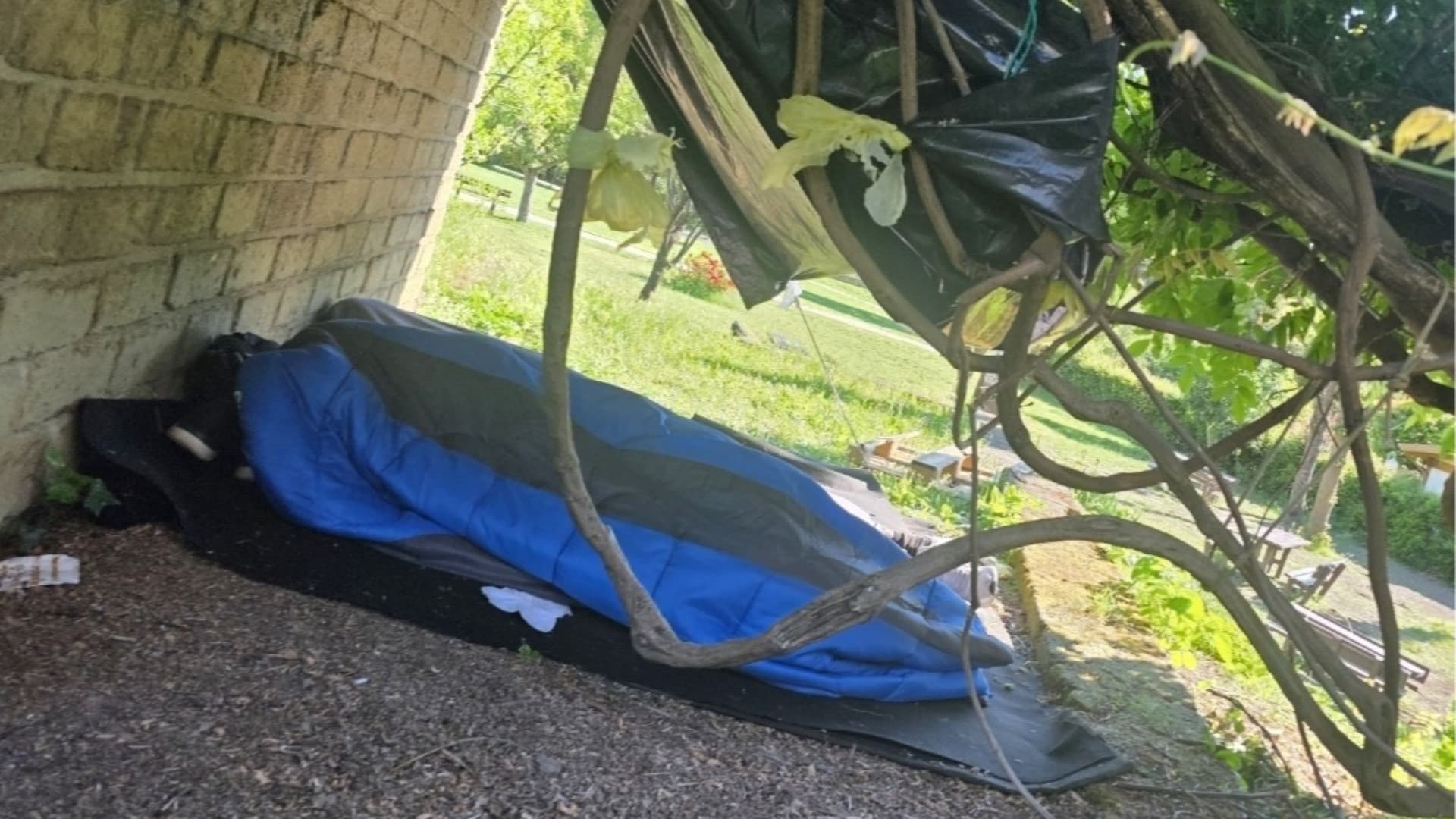Teramo, rissa tra senzatetto per un posto dove dormire: volano pietre, calci e pugni