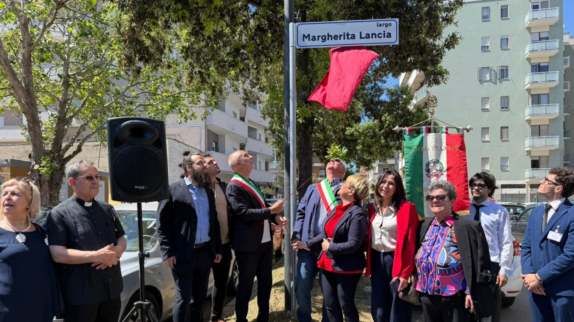 Gli studenti fanno intitolare una piazza alla loro prof: la commozione a Pescara per Margherita Lancia
