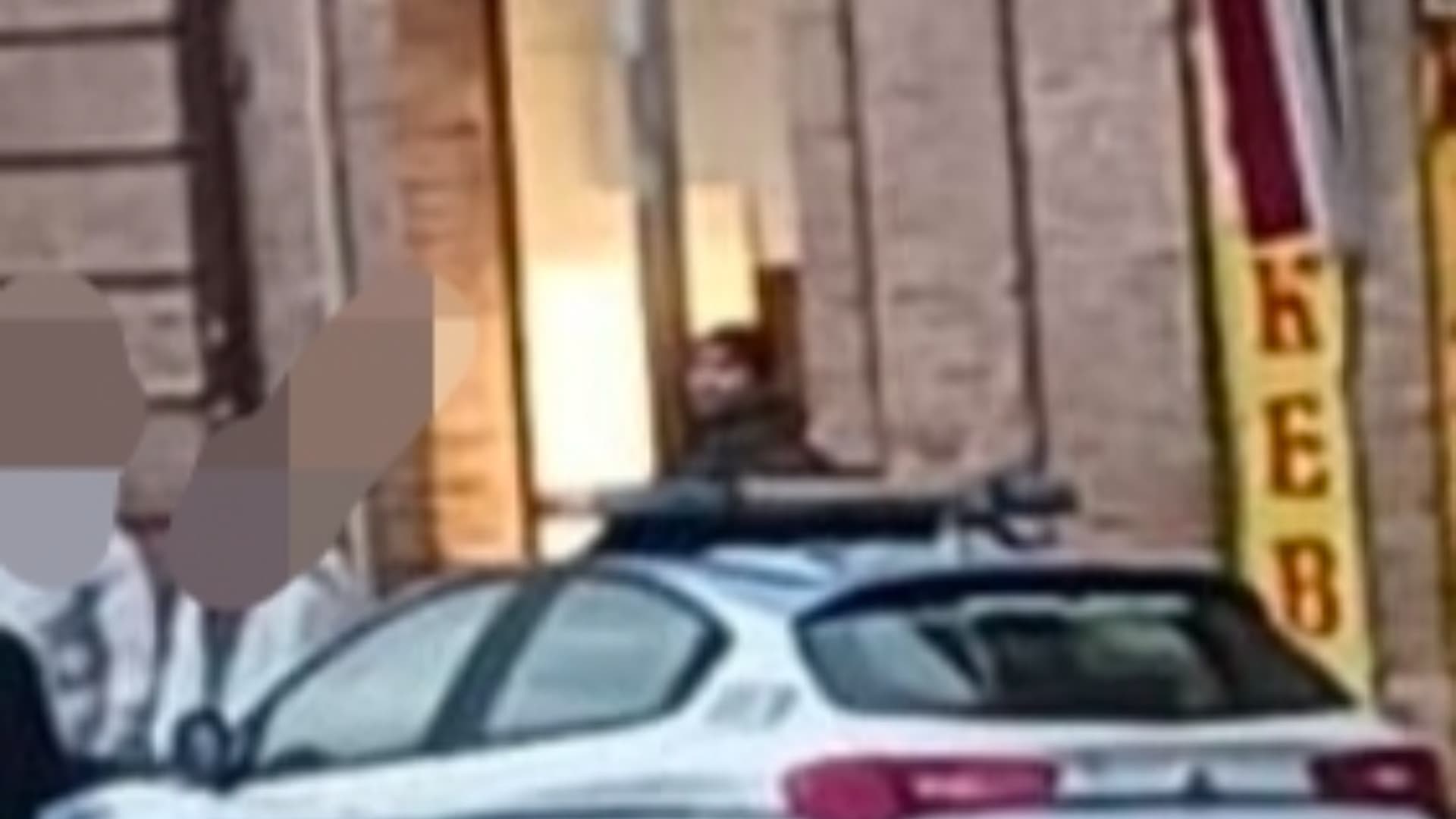 Spintona un agente e fugge per pochi metri: bloccato dalla Polizia a Teramo
