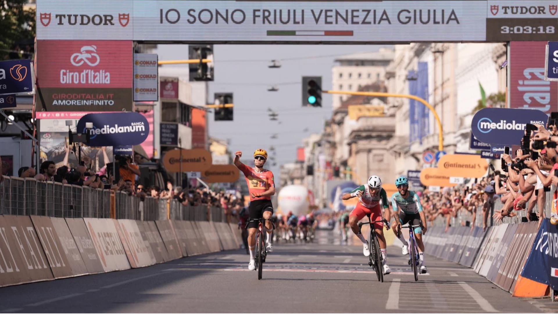 Giro d’Italia 2026, fuga vincente a Milano: Dversnes beffa i velocisti