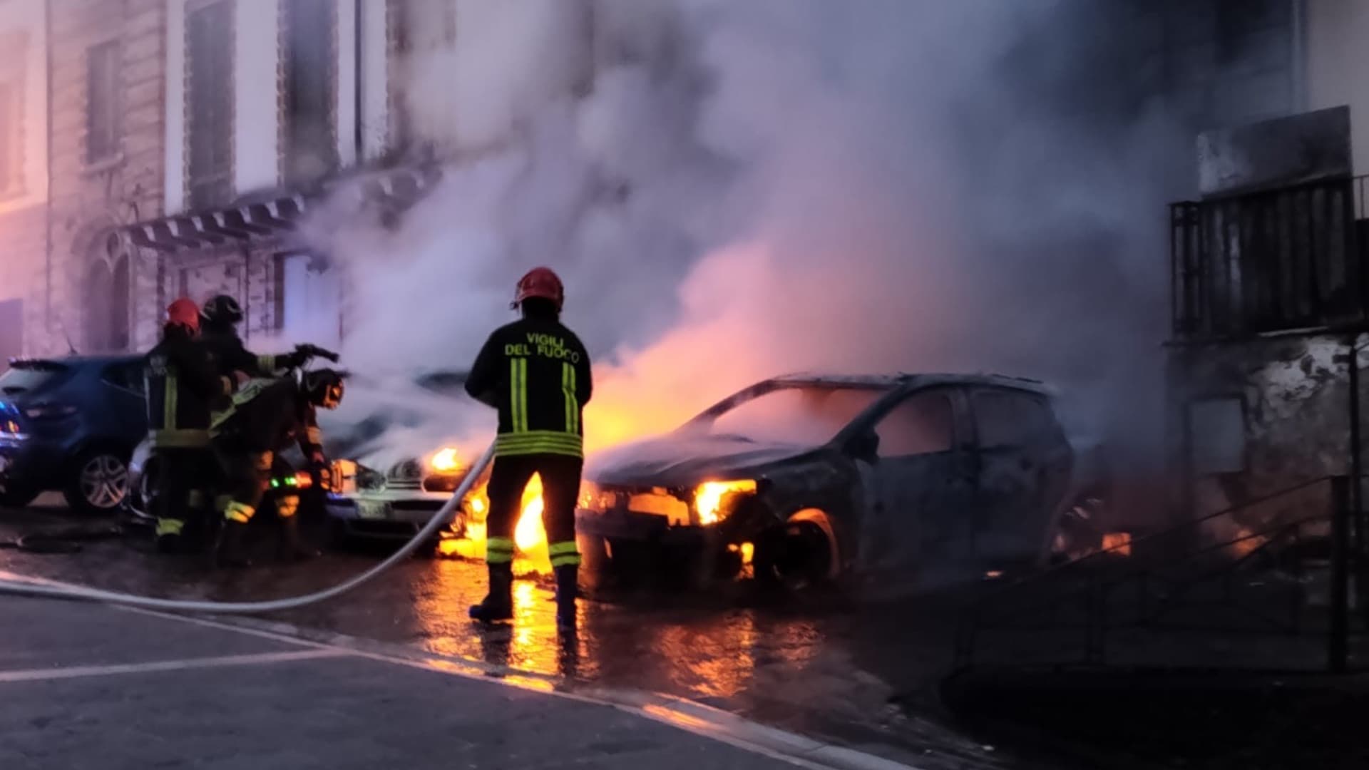 Loreto Aputrino, un incendio distrugge tre autovetture nel centro storico