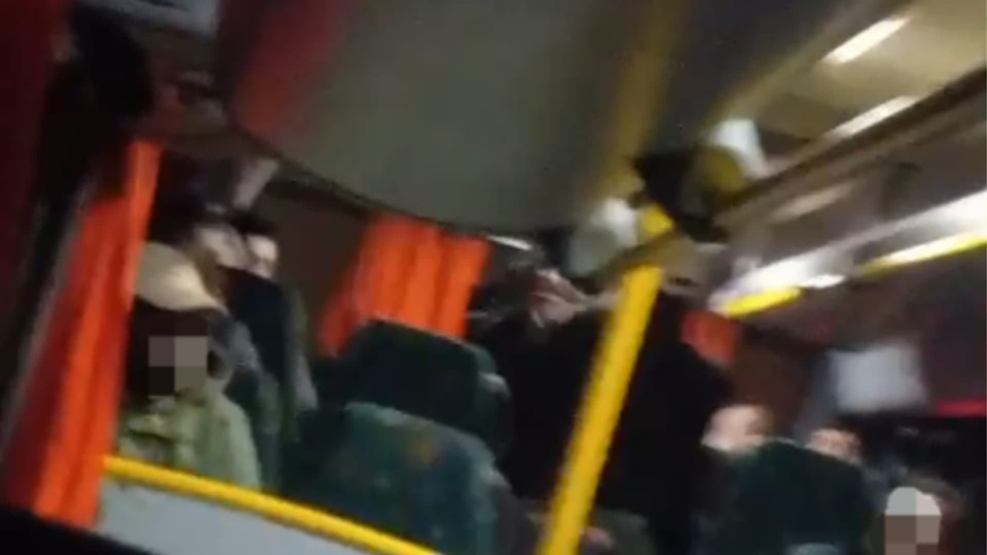Teramo, ragazza terrorizzata sull’autobus: messaggi al padre per chiedere aiuto