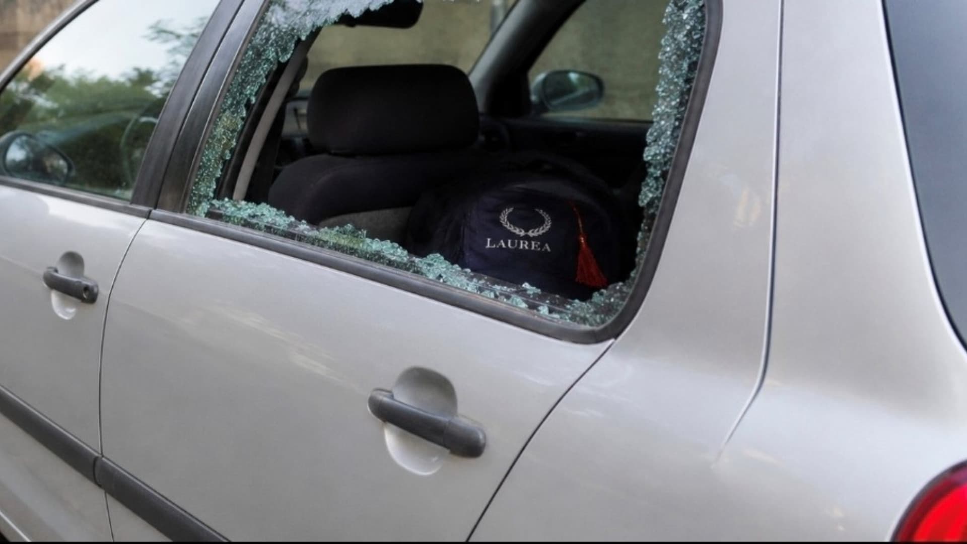 Teramo, vetro sfondato e furto nell’auto. Risparmiato lo zaino e il pc della laurea