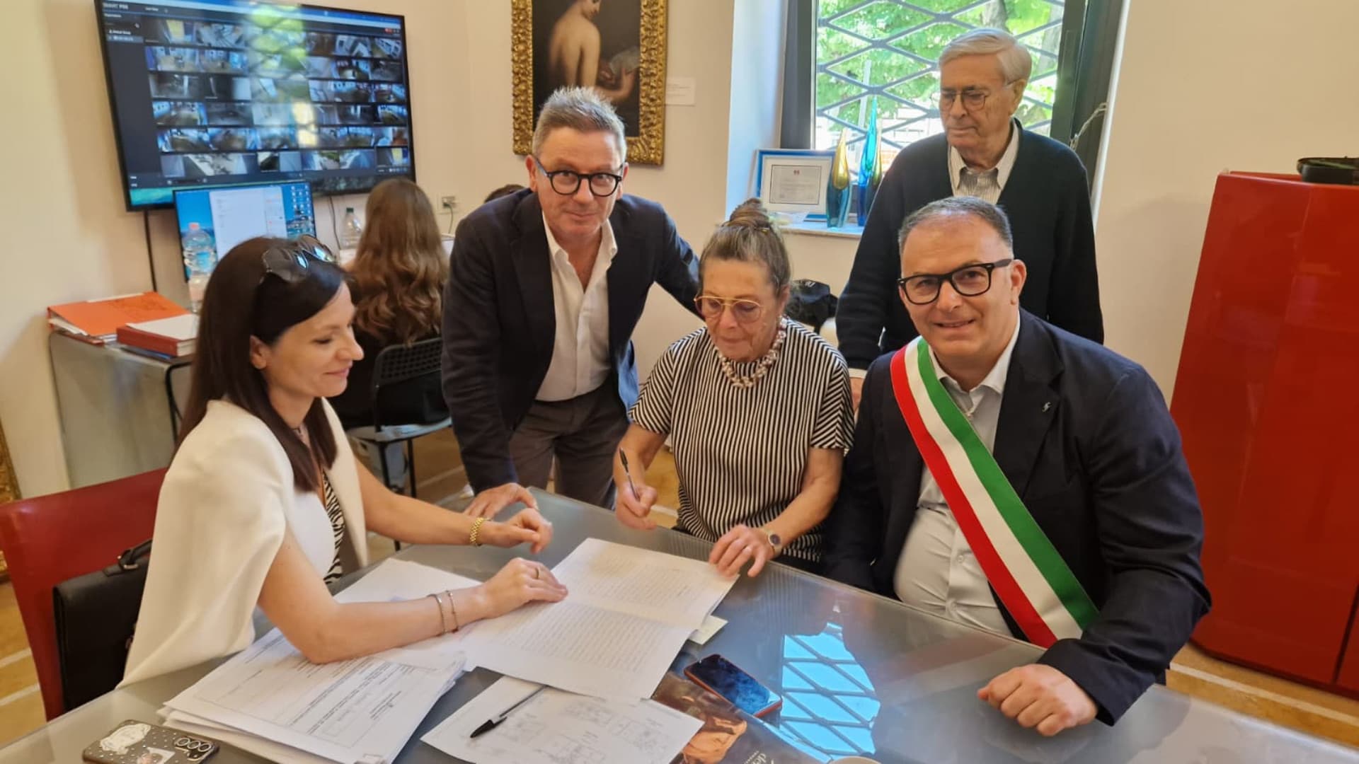 Un momento della firma