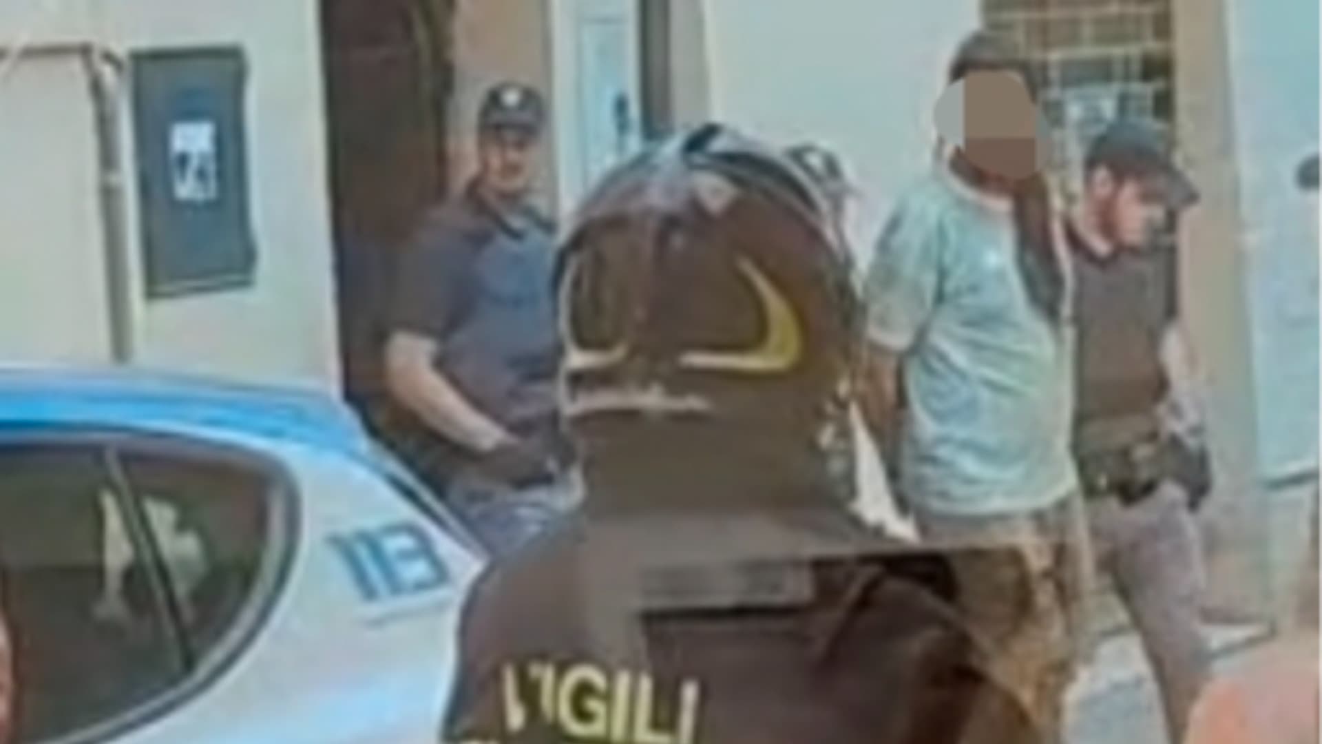 Teramo, via Comi: irruzione delle forze dell’ordine in un appartamento segnalato dai residenti - Video