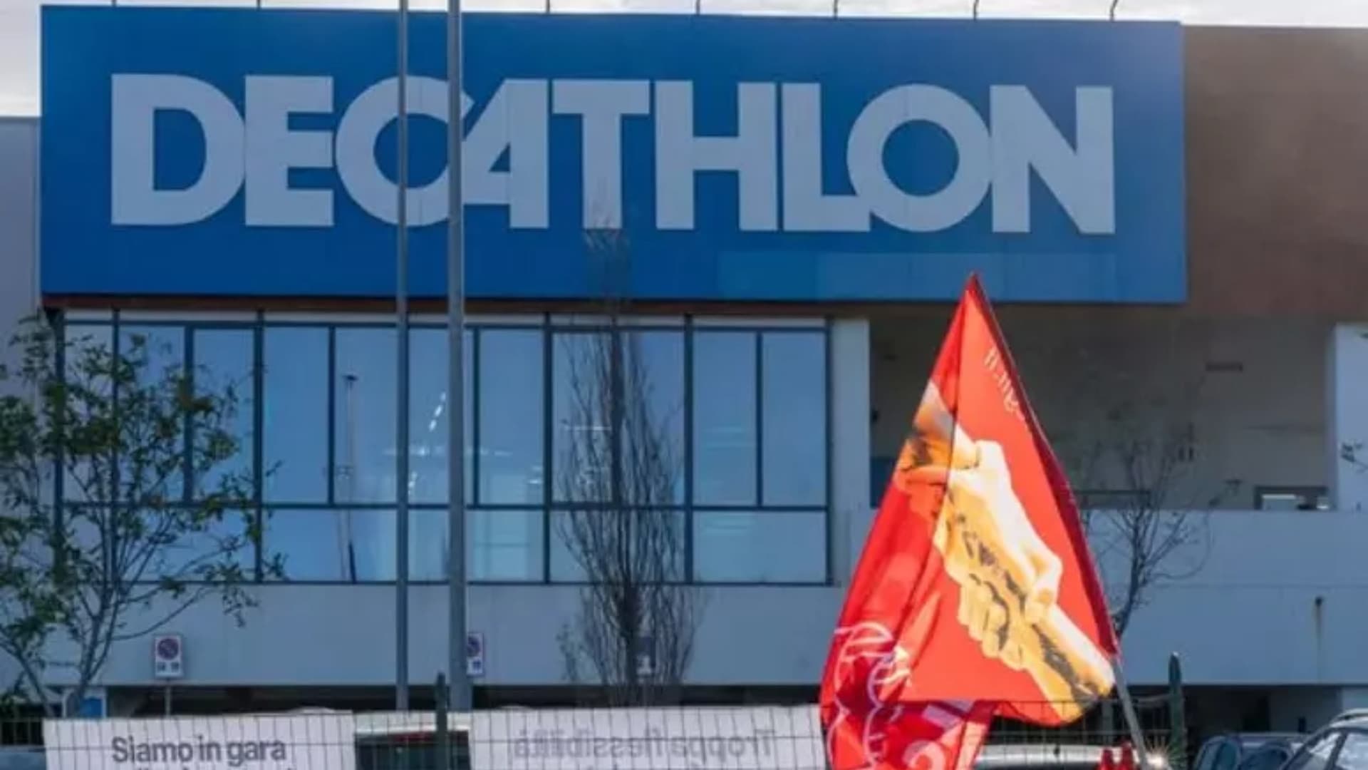 San Giovanni Teatino, sciopero Decathlon: lavoratori in rivolta per il caldo insostenibile