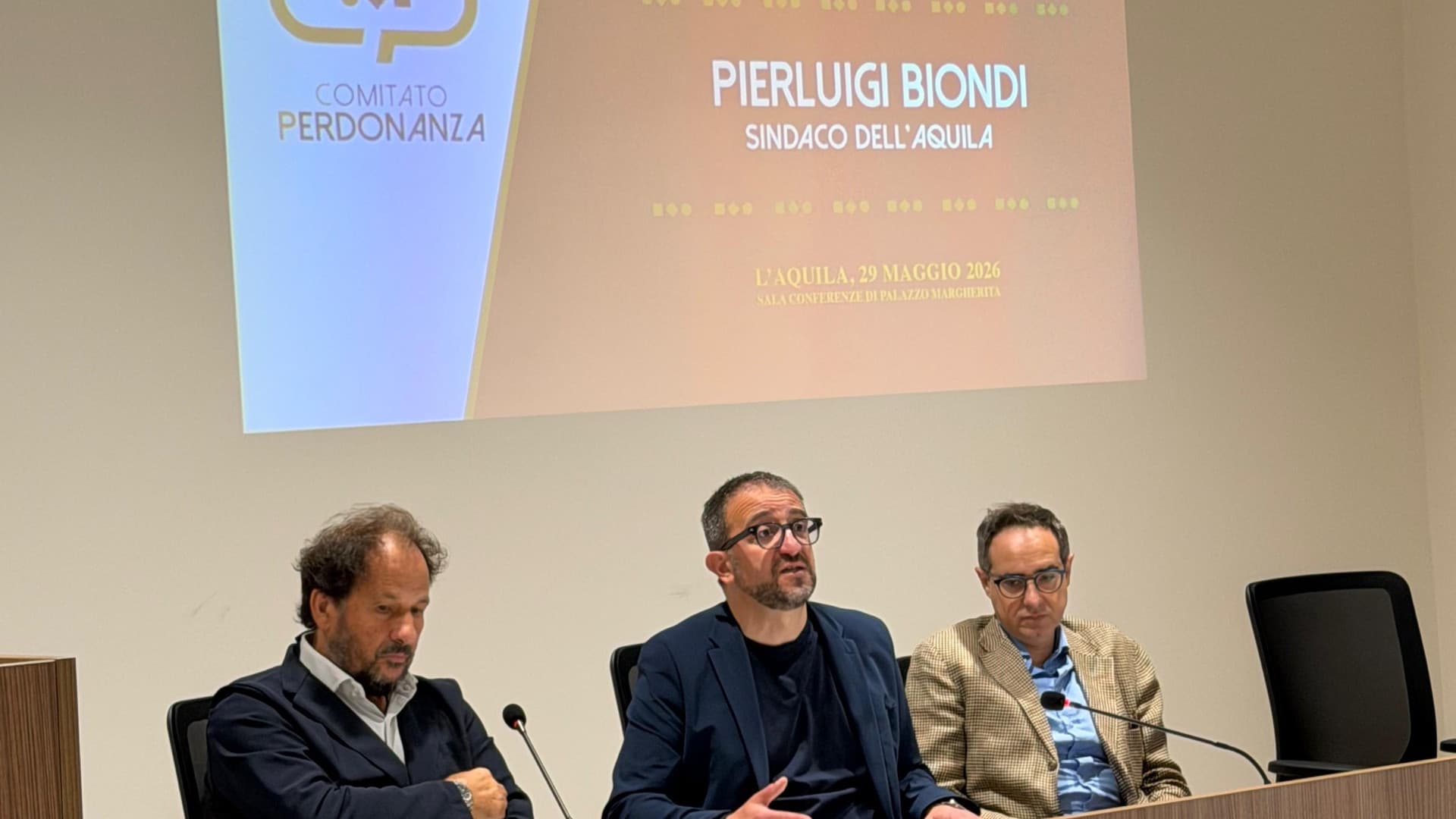 Da sinistra il maestro Leonardo De Amicis, il sindaco Pierluigi Biondi e il vice sindaco Raffaele Daniele