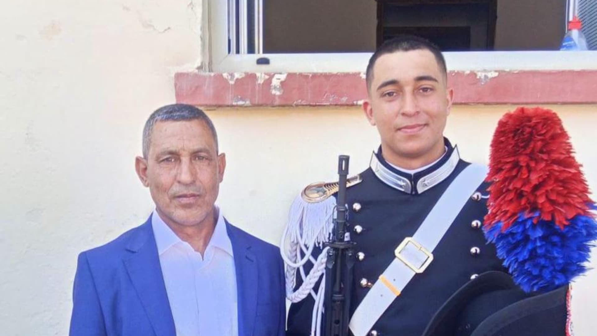 In neo carabiniere in uno scatto con il padre