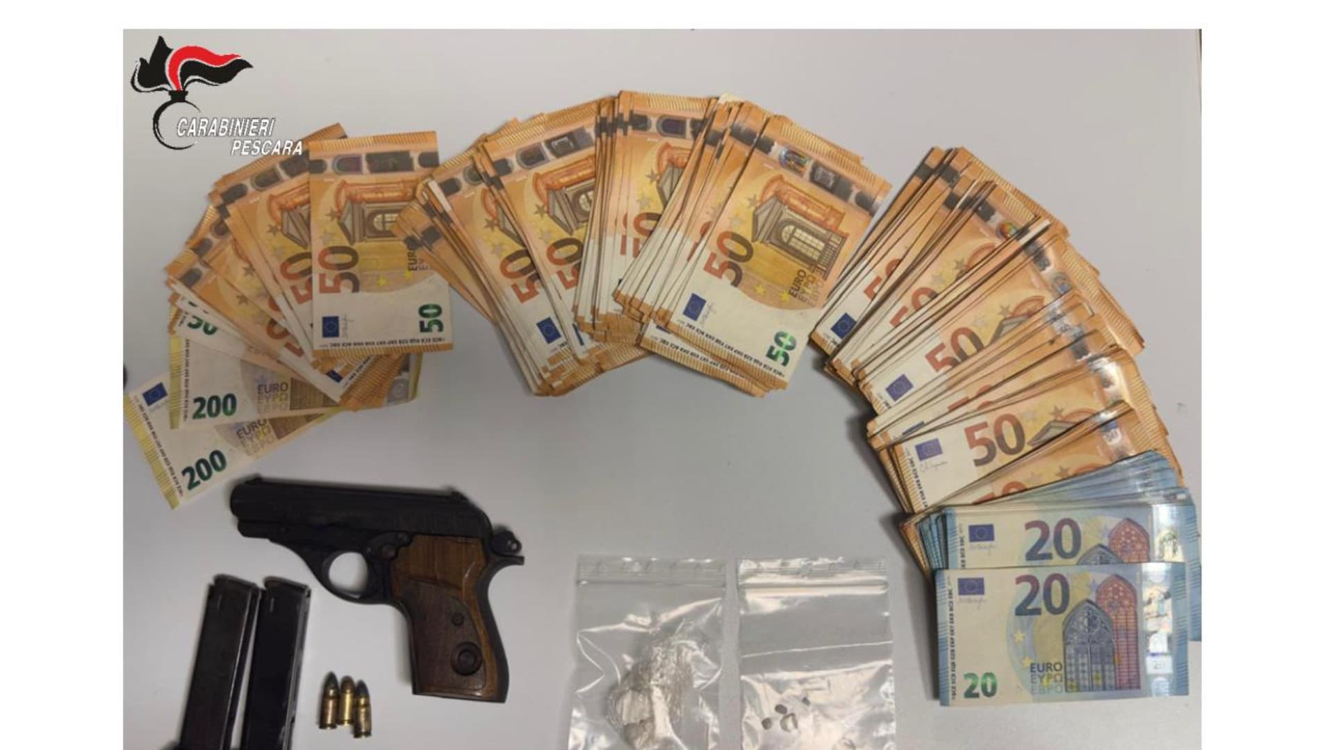 Spoltore, arrestato 35enne: in casa pistola rubata, droga e 21mila euro in contanti