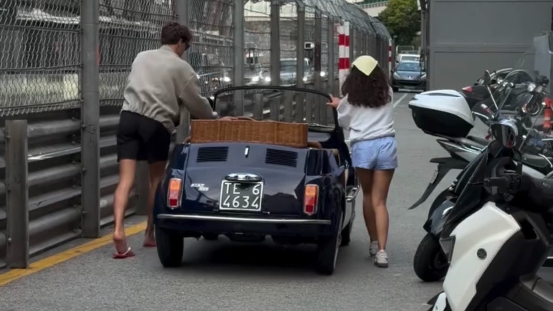 Il pilota Russell spinge una Fiat 550 targata Teramo tra le strade di Montecarlo