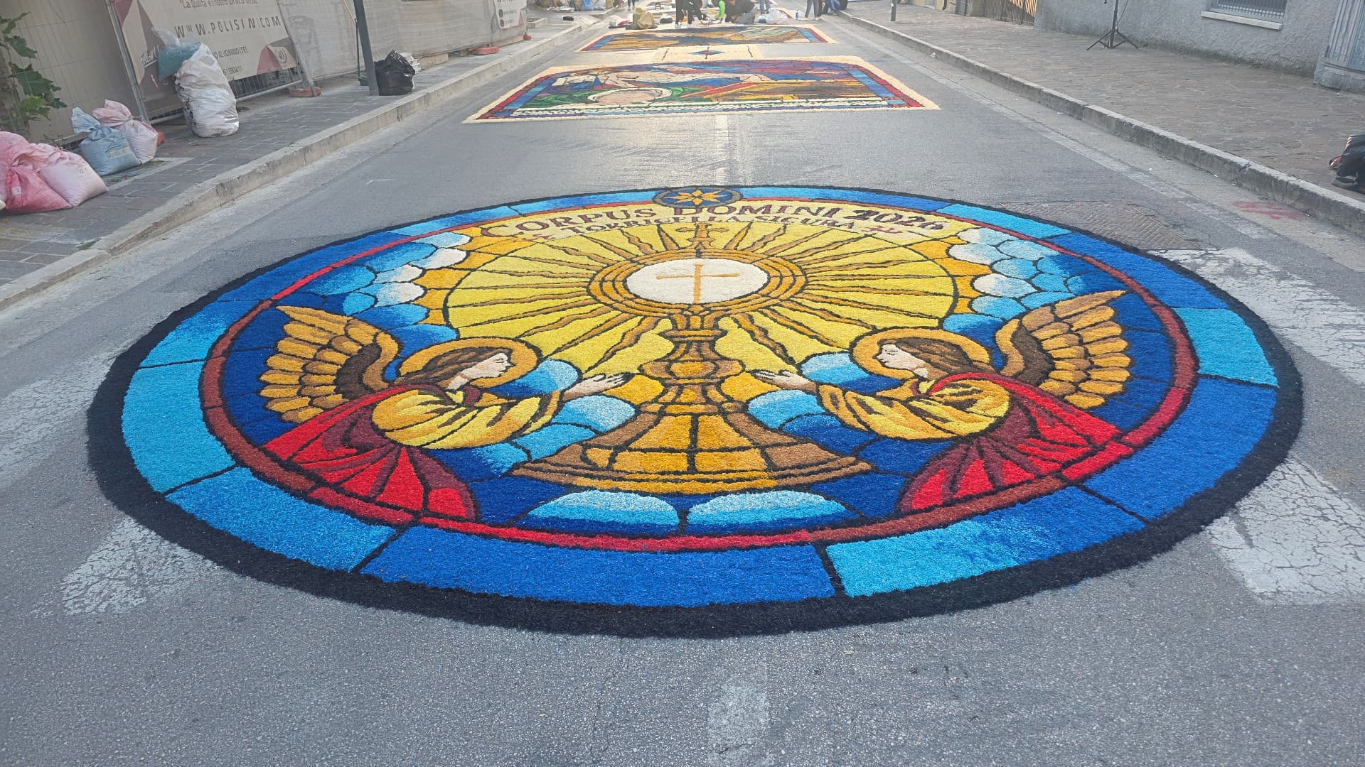 Torricella Sicura, l'arte dei trucioli rinnova la magia dell'Infiorata del Corpus Domini - Video
