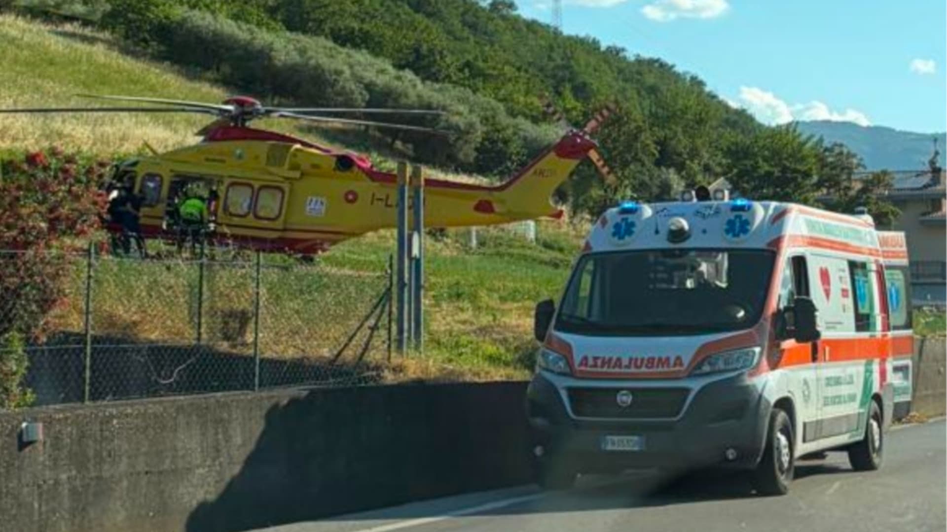 Grave incidente a Tossicia: motociclista in condizioni critiche dopo l'impatto con un'auto