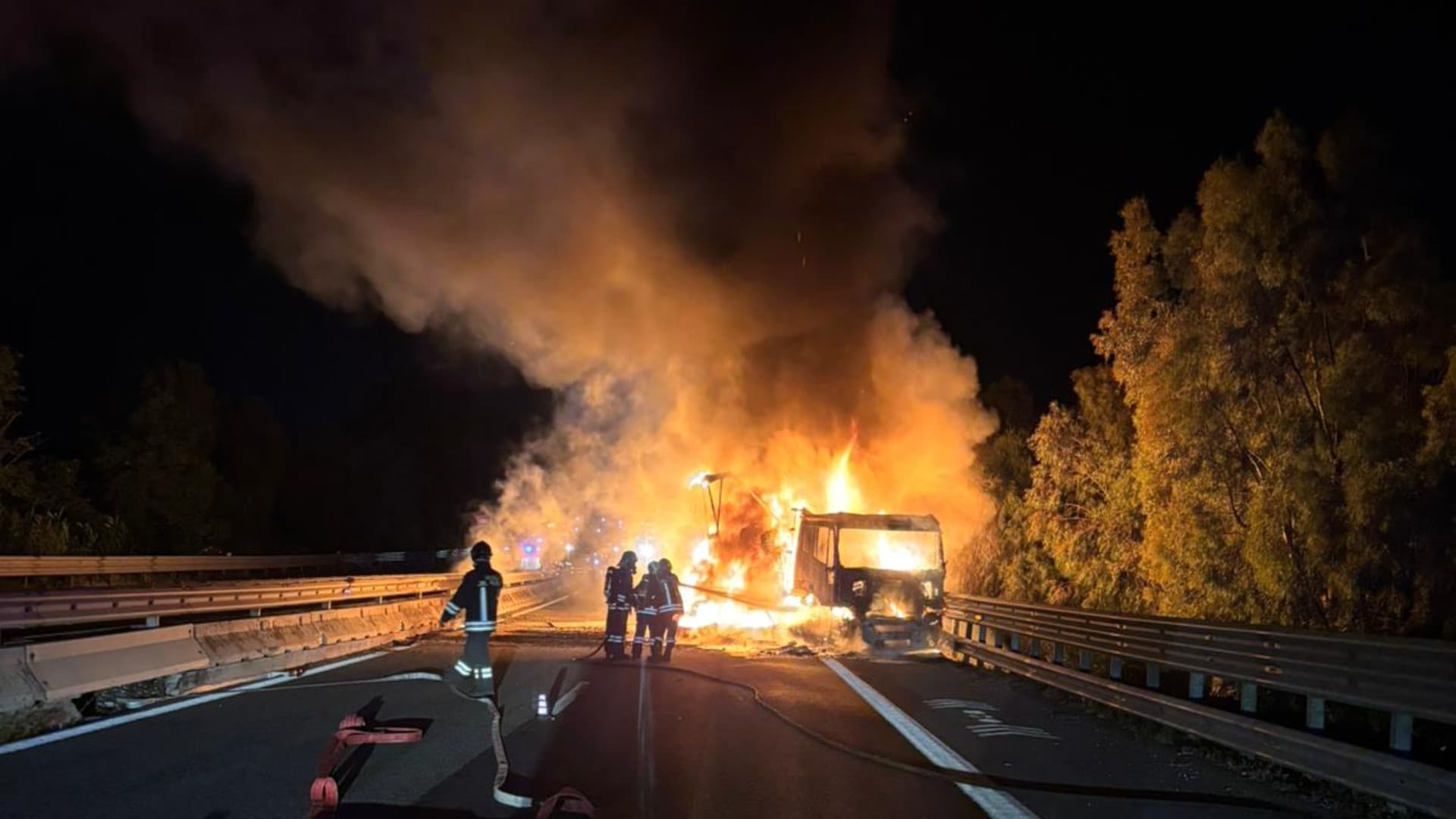 Il camion in fiamme