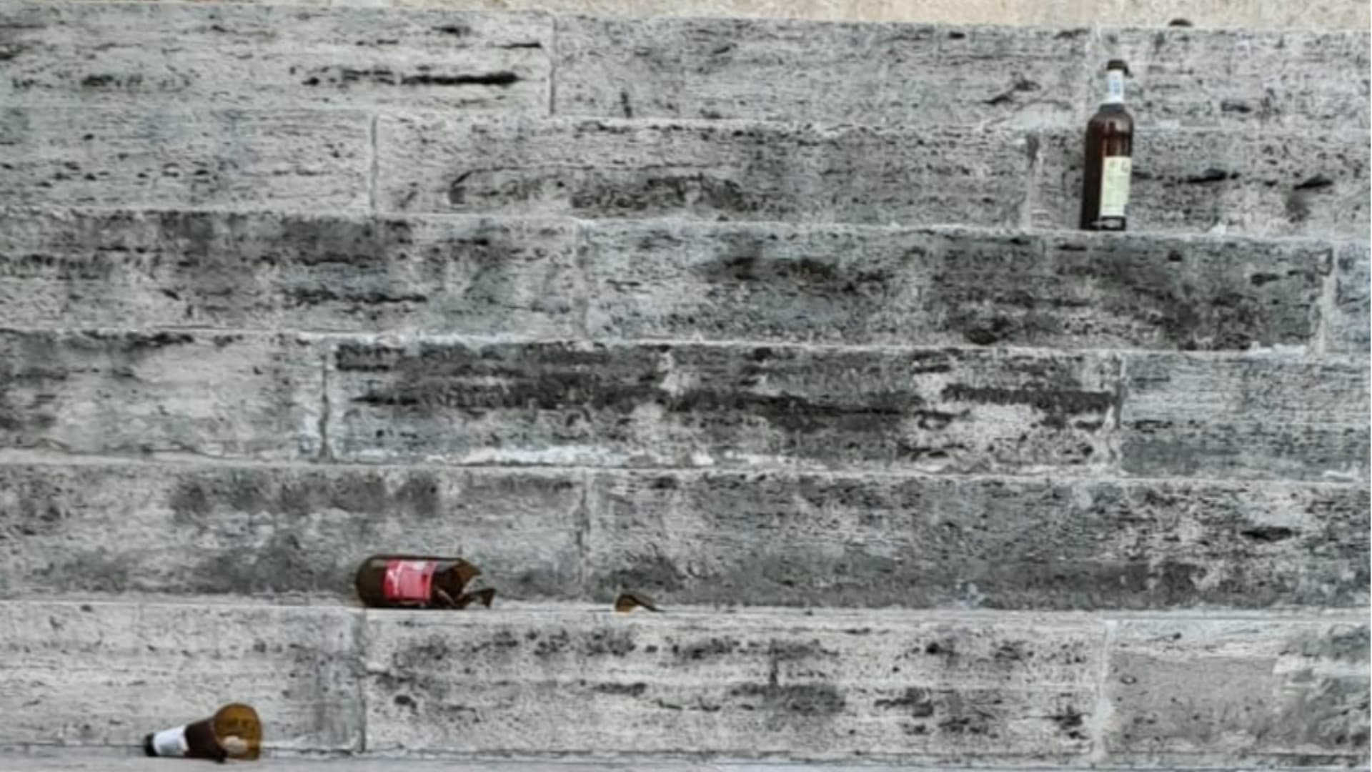 Rifiuti sulla scalinata