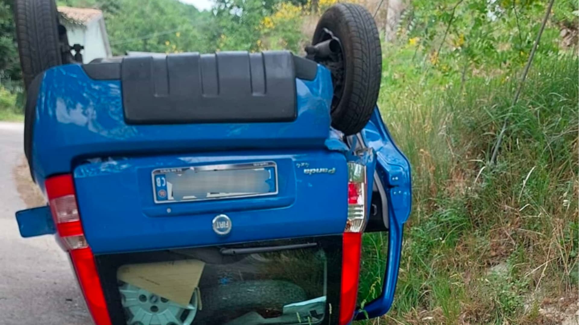 L'auto ribaltata