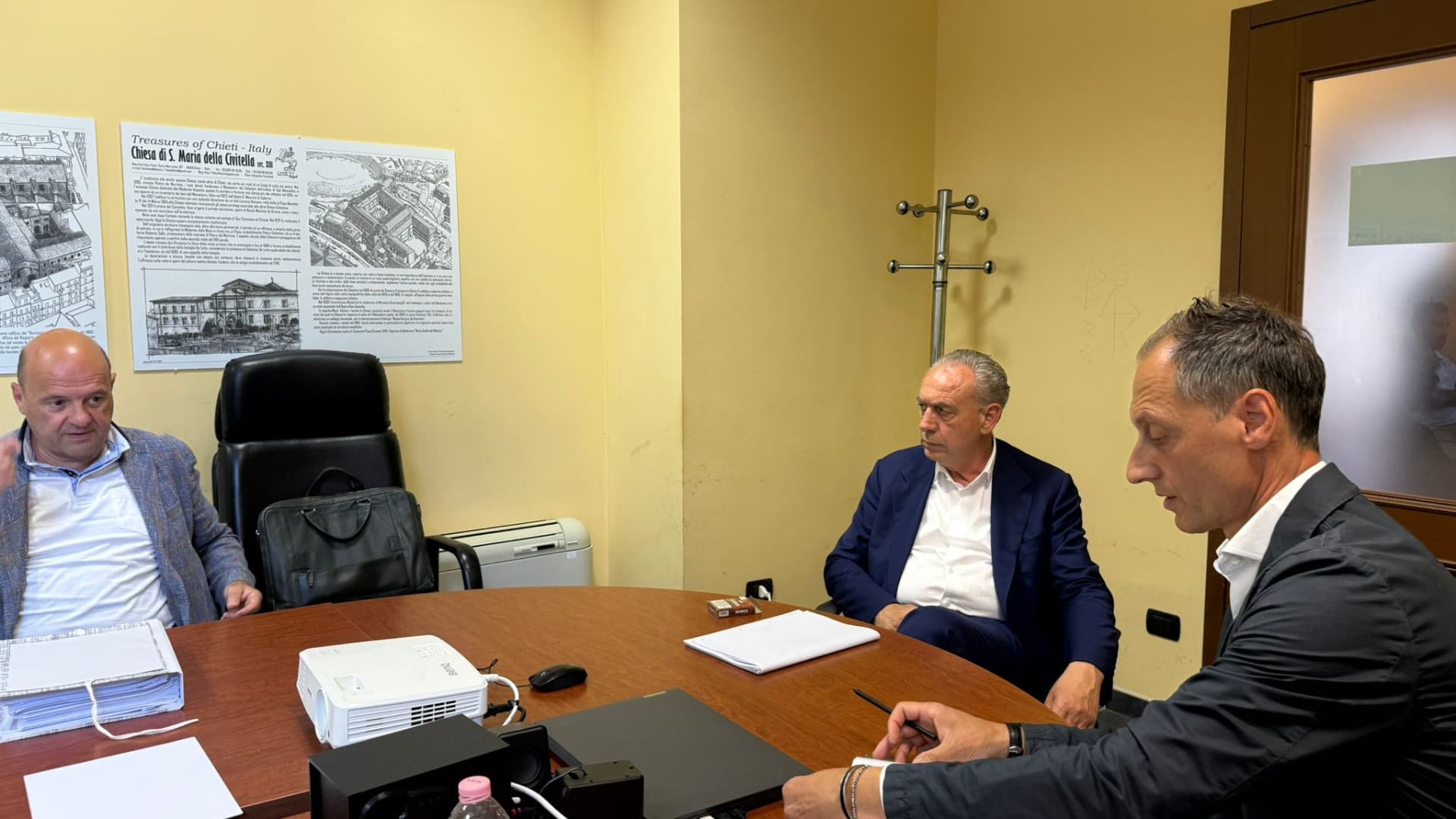 Il sindaco con i tecnici in Comune