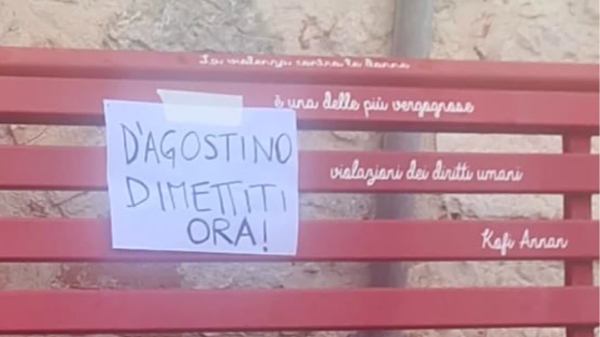 Uno dei cartelli con la richiesta di dimissioni a D'Agostino