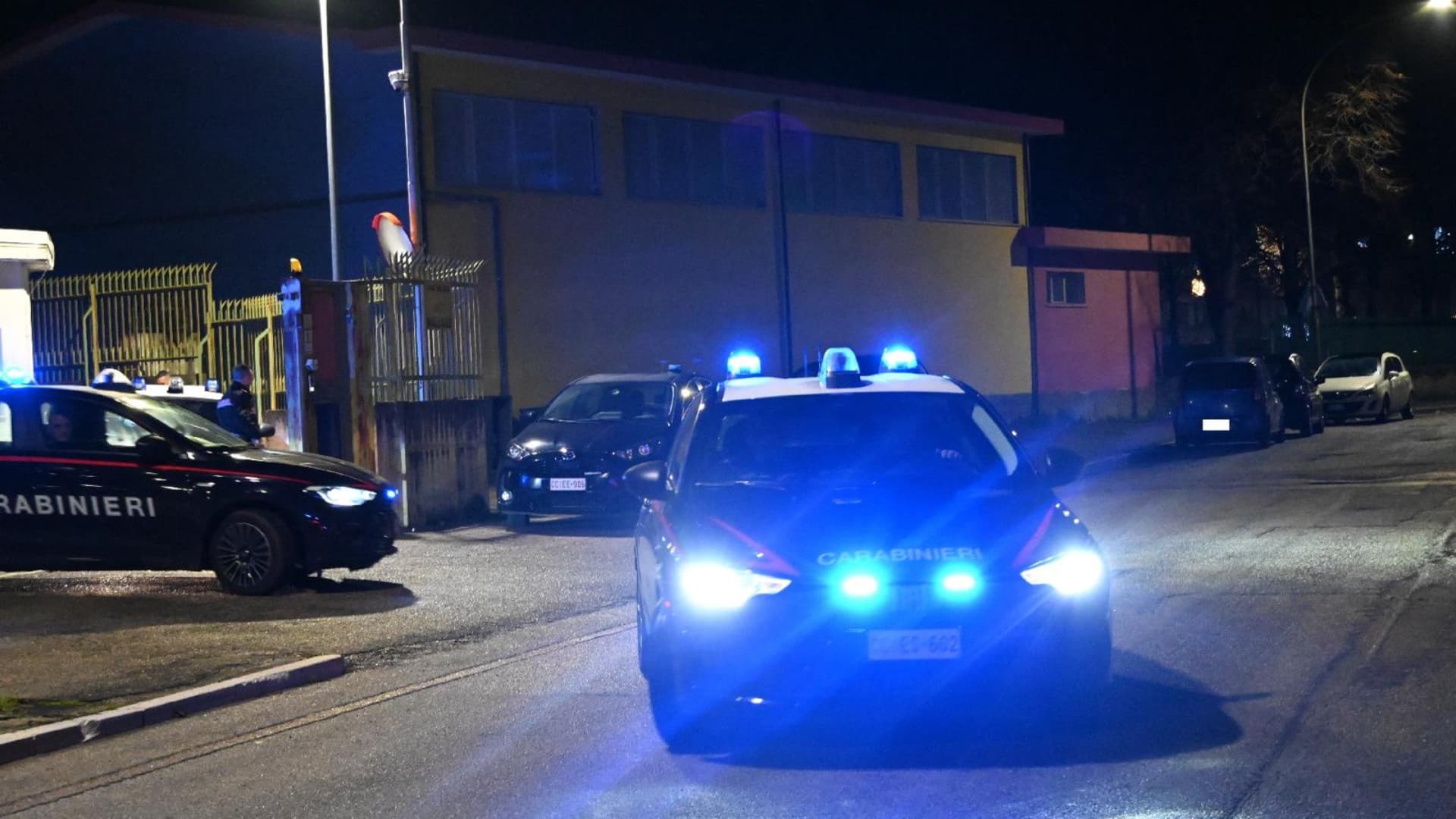 Ruba vestiti in pieno centro e spintona il titolare del negozio: 28enne arrestato a Pescara