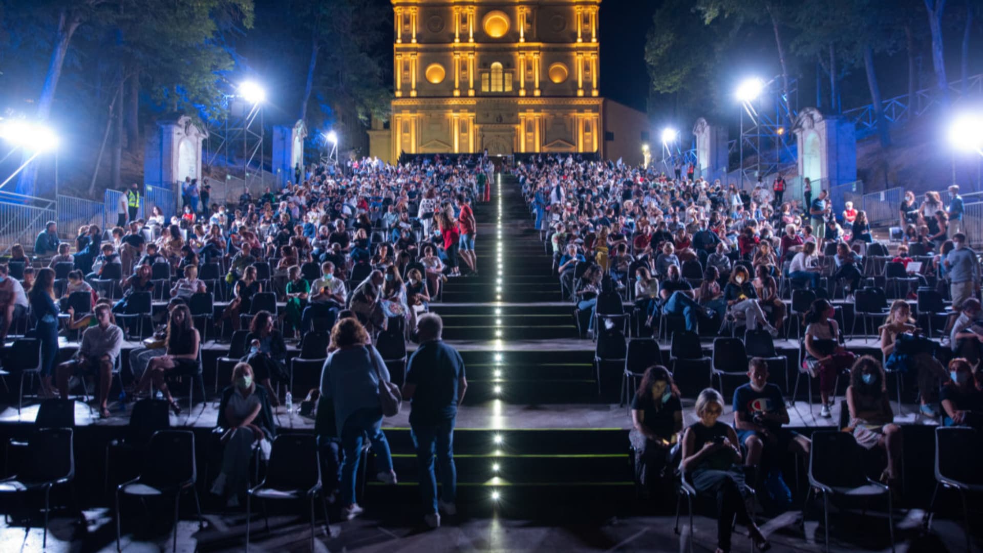 Il palco allestito sulla Scalinata di San Bernardino negli anni precedenti