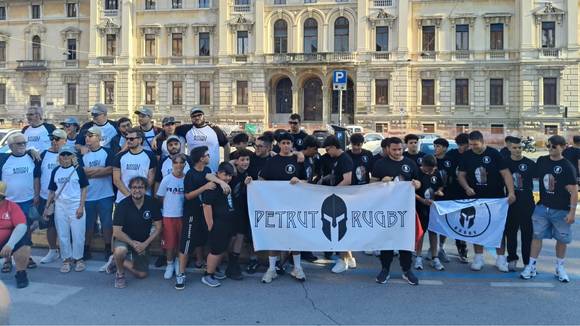 Trecento tra atleti e famiglie in centro: il Rugby Teramo chiede rispetto - «Servono risposte e un campo dove crescere»