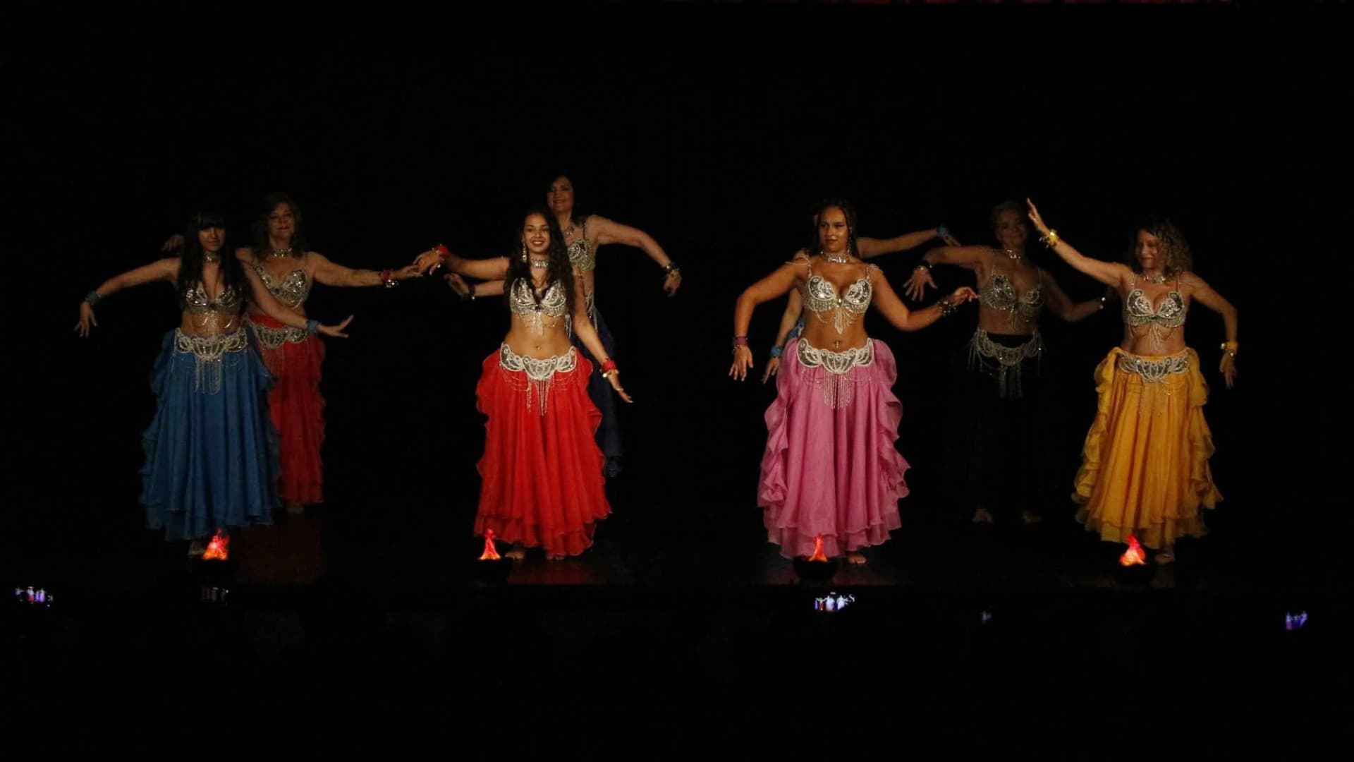 Burlesque e danza del ventre, lo spettacolo di fine anno incanta il pubblico