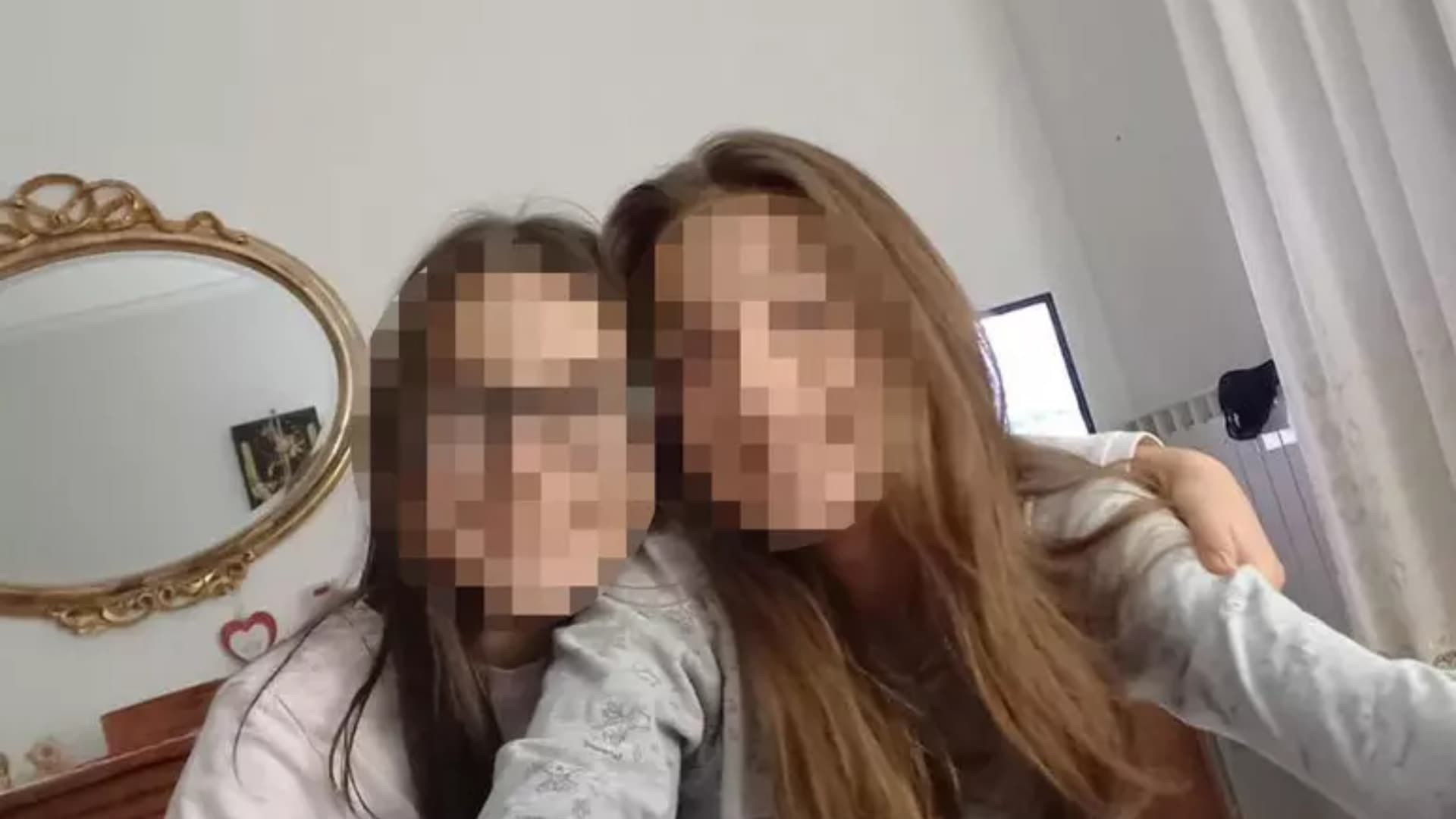 Sorelle scomparse, la madre alla garante: "Loro voglio stare con me"
