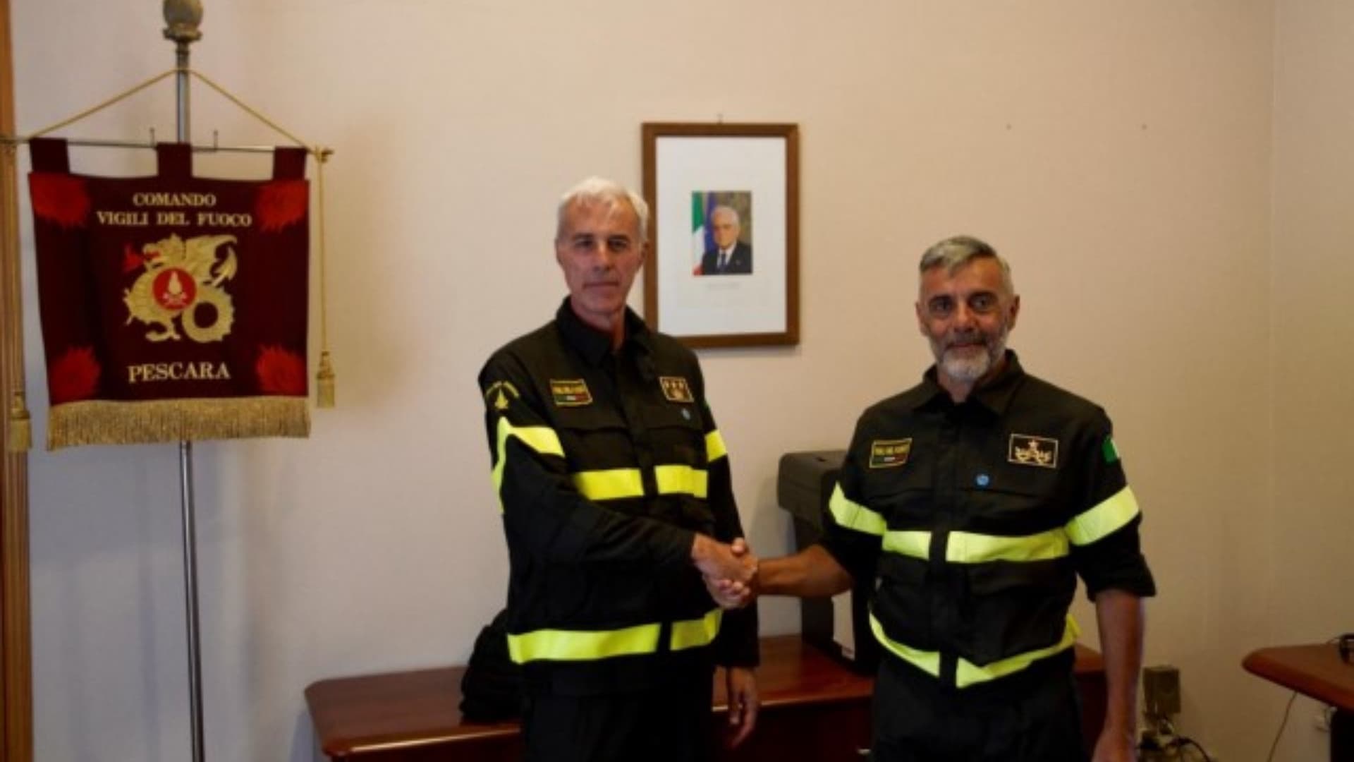 A sinistra il nuovo comandante