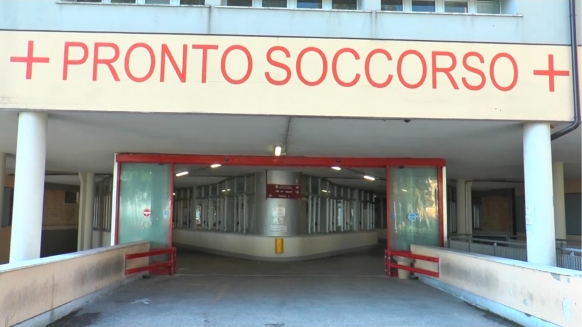 Teramo, perde il controllo della moto e si schianta contro la rotatoria: grave un 68enne