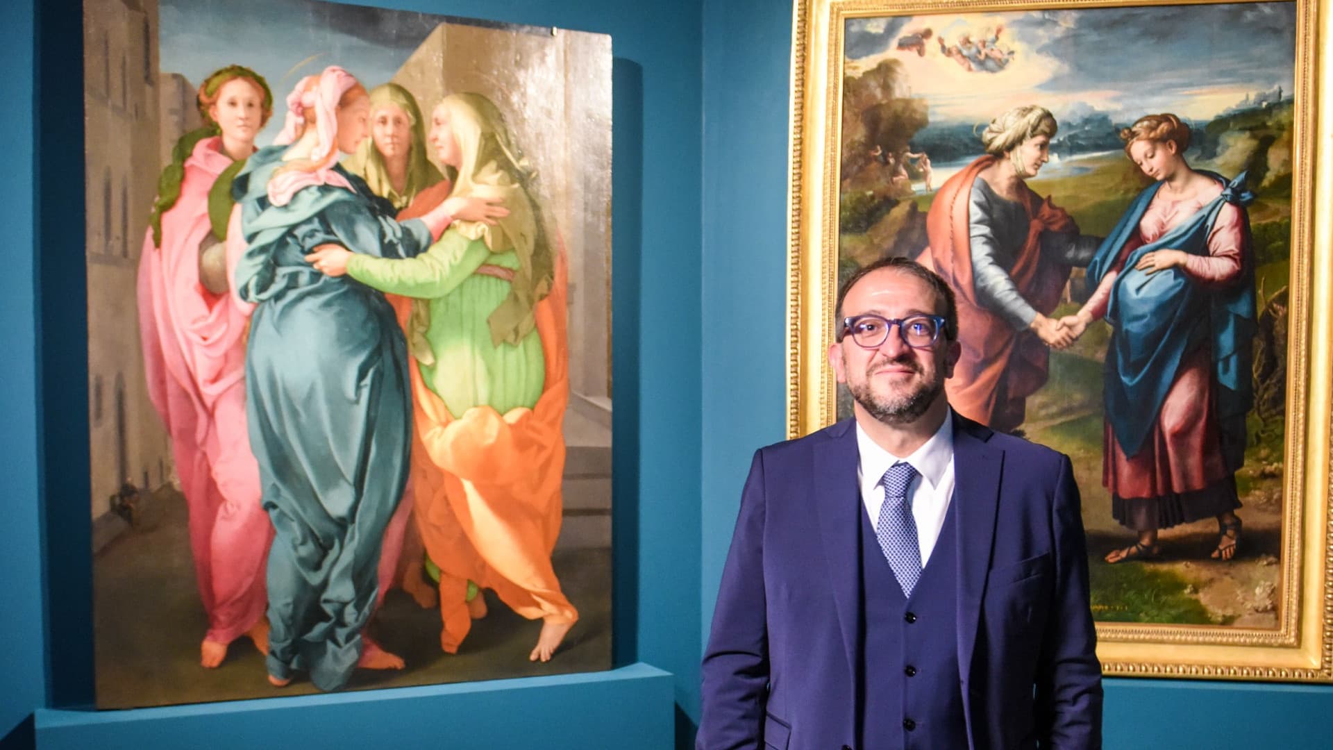 Pierluigi Biondi davanti ai due quadri