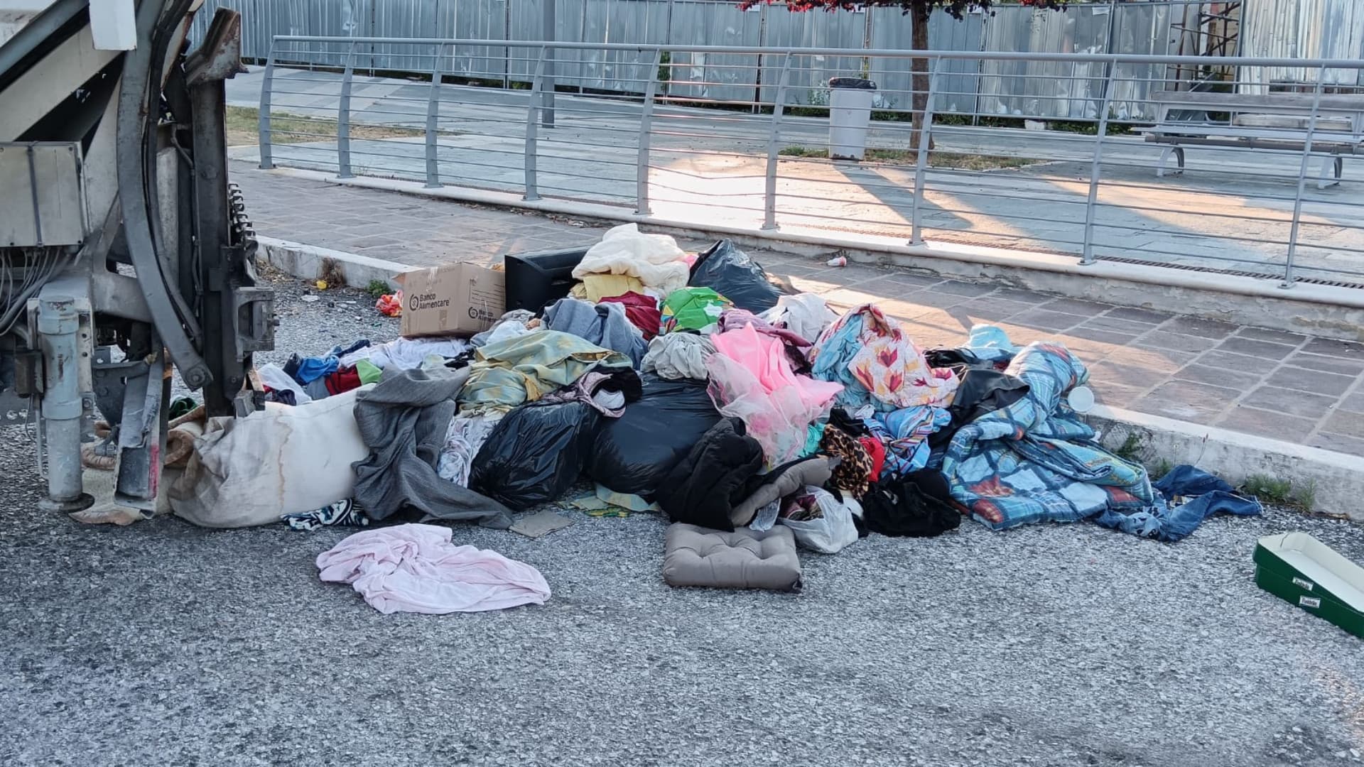 Decine di persone riprese a Colleatterrato ad abbandonare i rifiuti: non si rischia solo una maxi multa