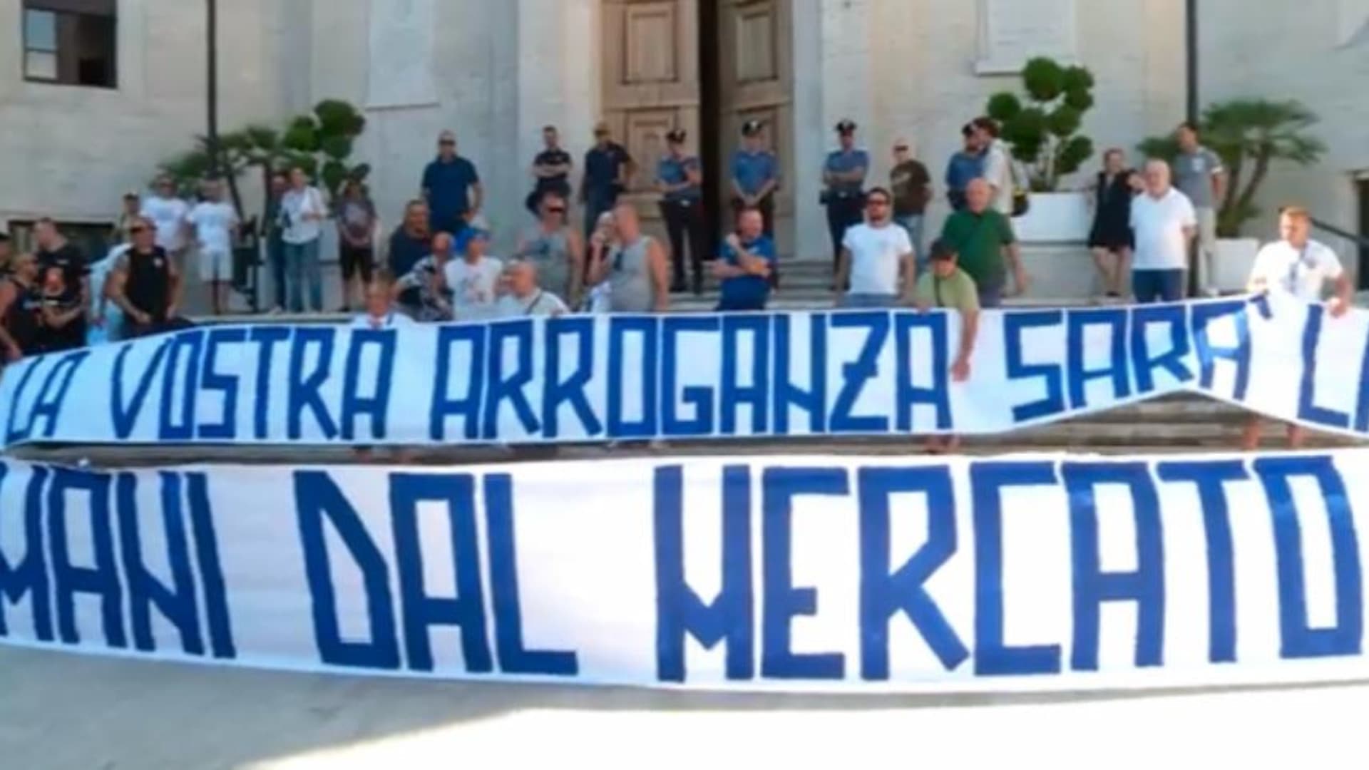 Pescara, marineria in piazza: la protesta per il mercato ittico