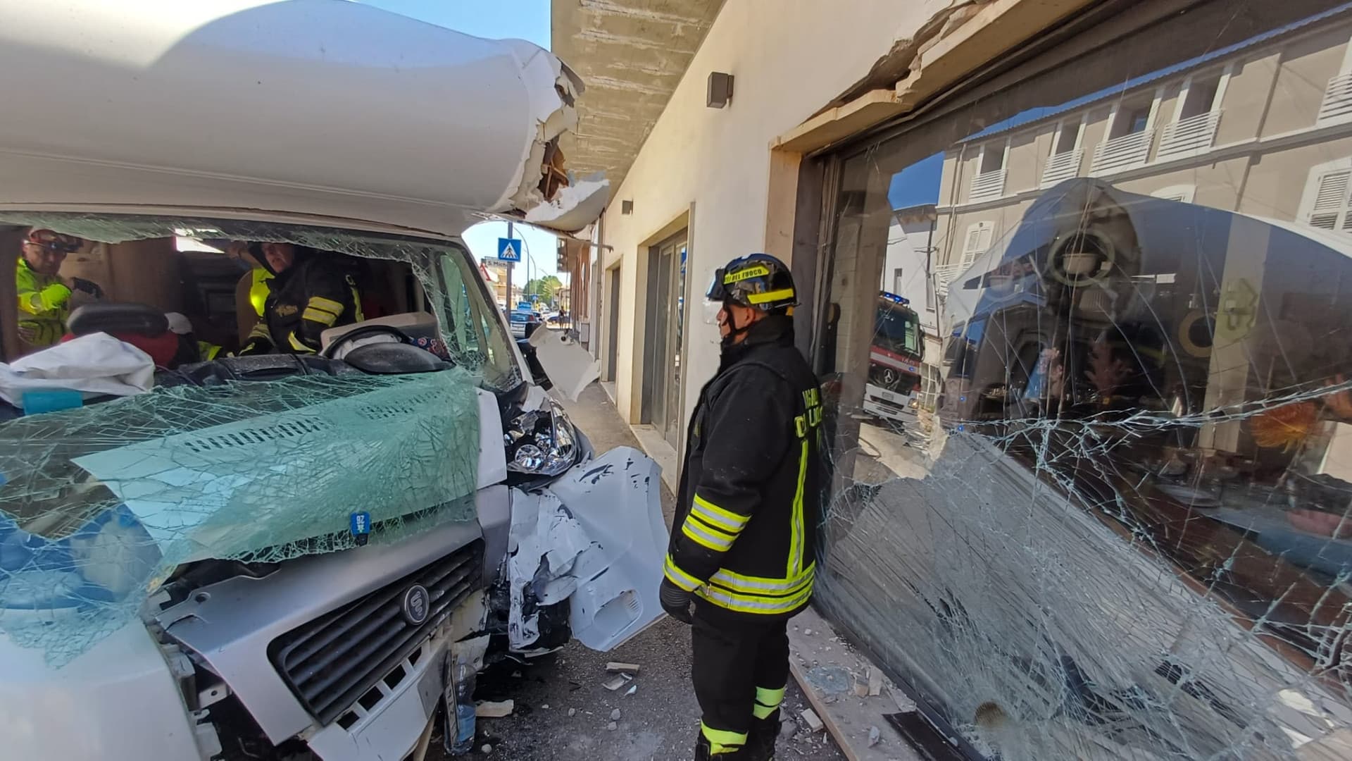 Giulianova, paura sulla Statale 16: camper sfonda la vetrina di un'attività commerciale