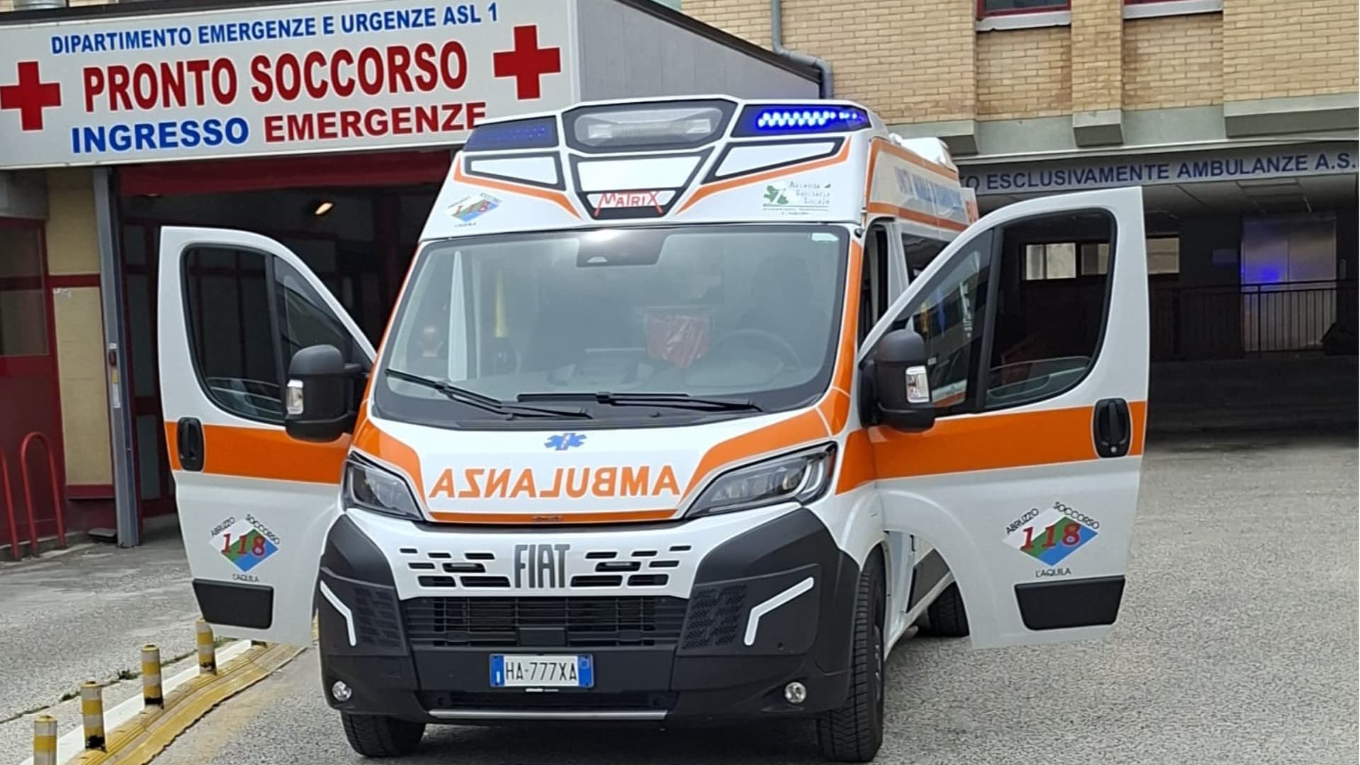 L'Aquila, incidente stradale su viale Gran Sasso: un uomo ricoverato in ospedale per aver riportato diversi traumi