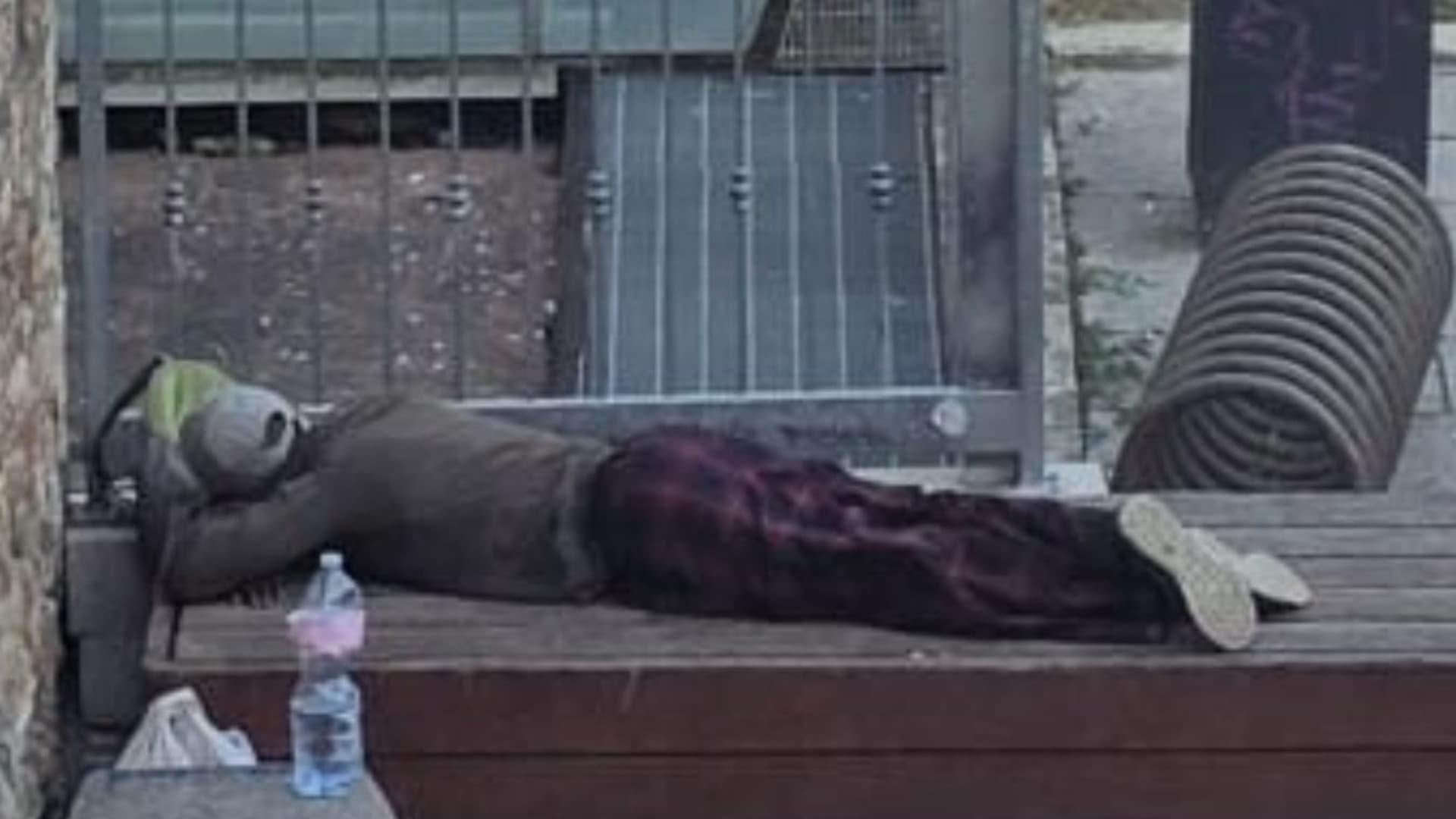 Teramo, l'ordinanza antibivacco resta senza effetti: un'altra notte di degrado tra piazza Sant'Anna e piazza Garibaldi