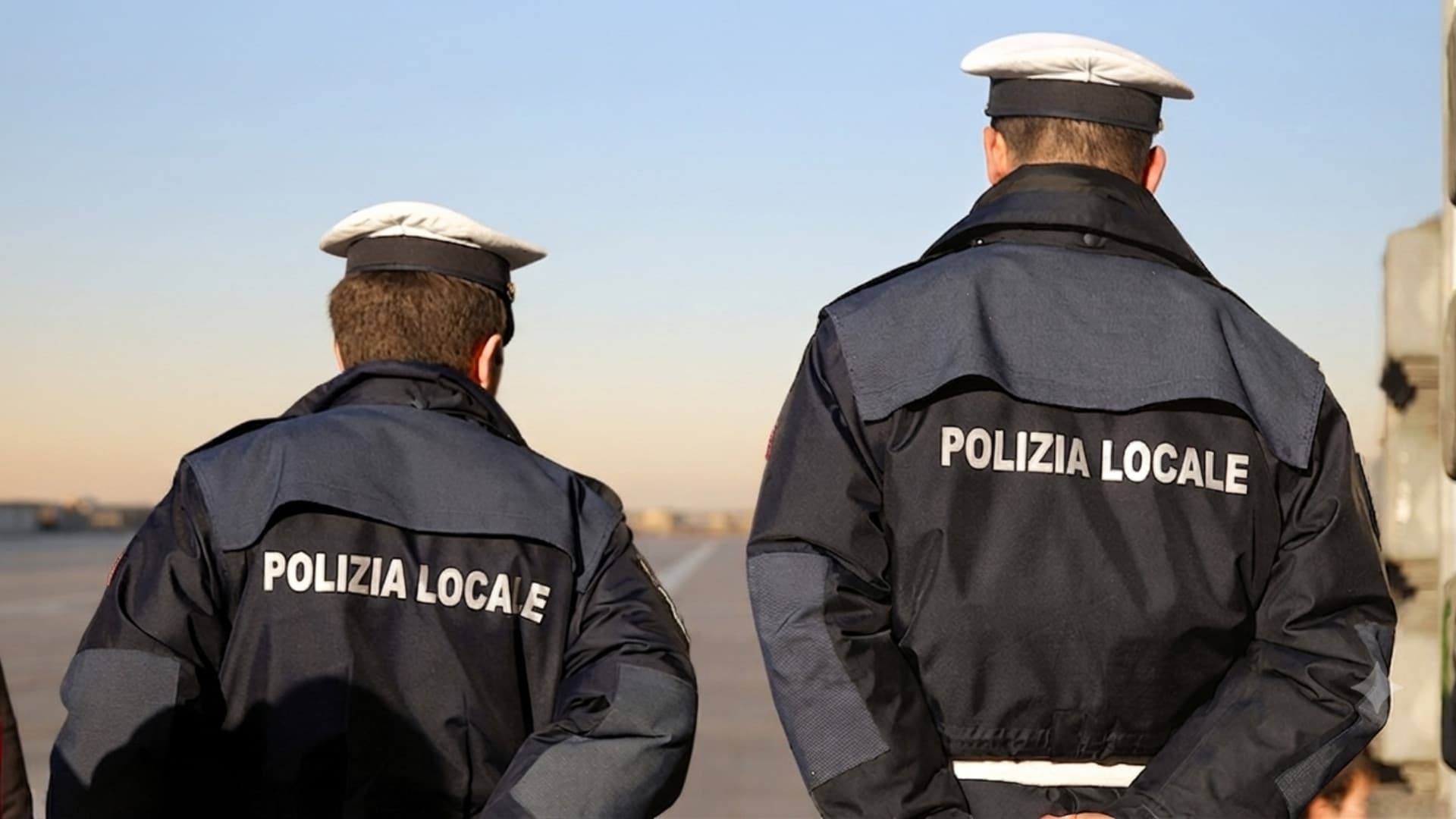 Francavilla al mare, auto contro palo in via Nazionale Adriatica