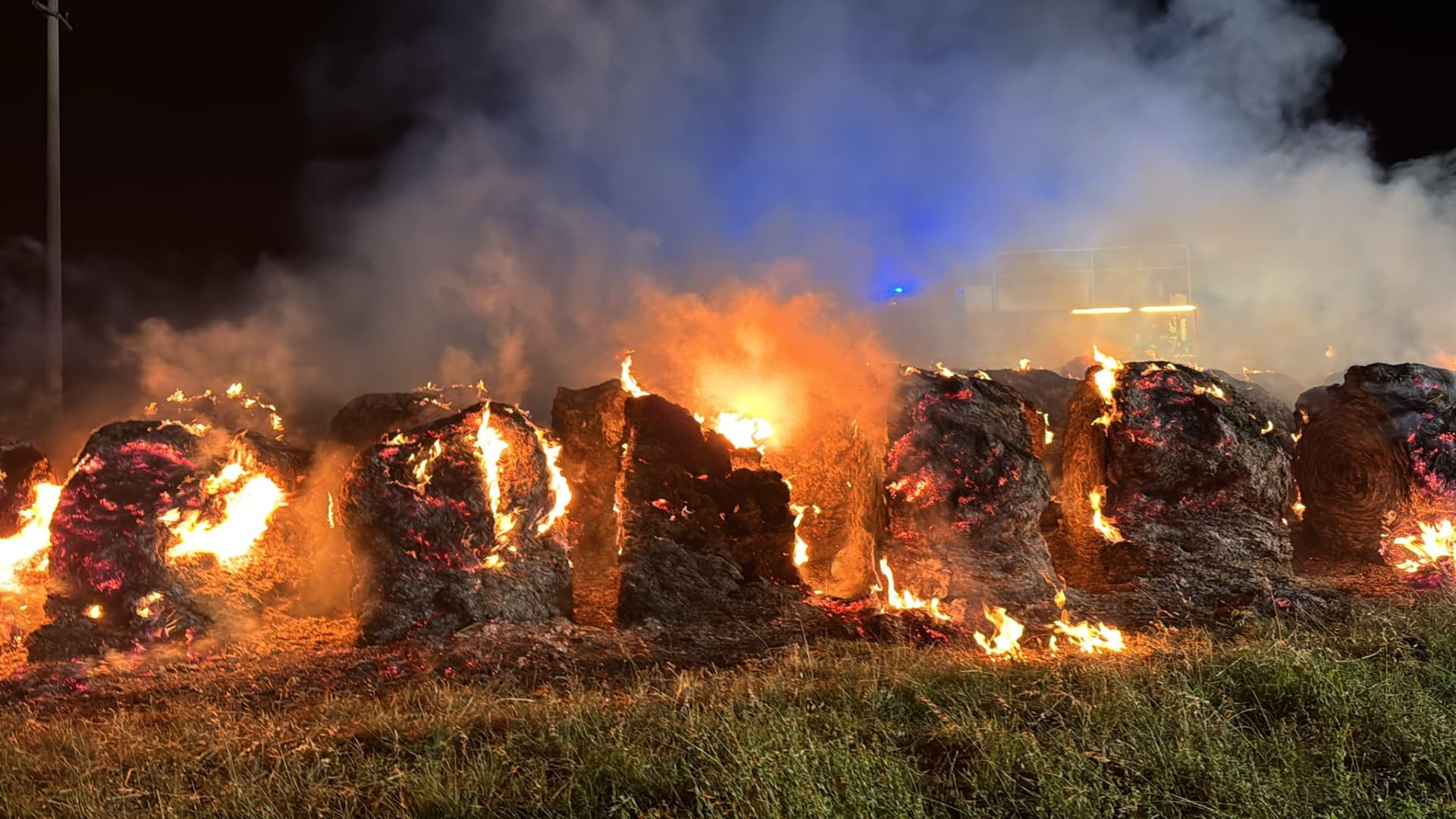 Incendio nella notte a Garrufo di Campli: in fiamme una cinquantina di rotoballe