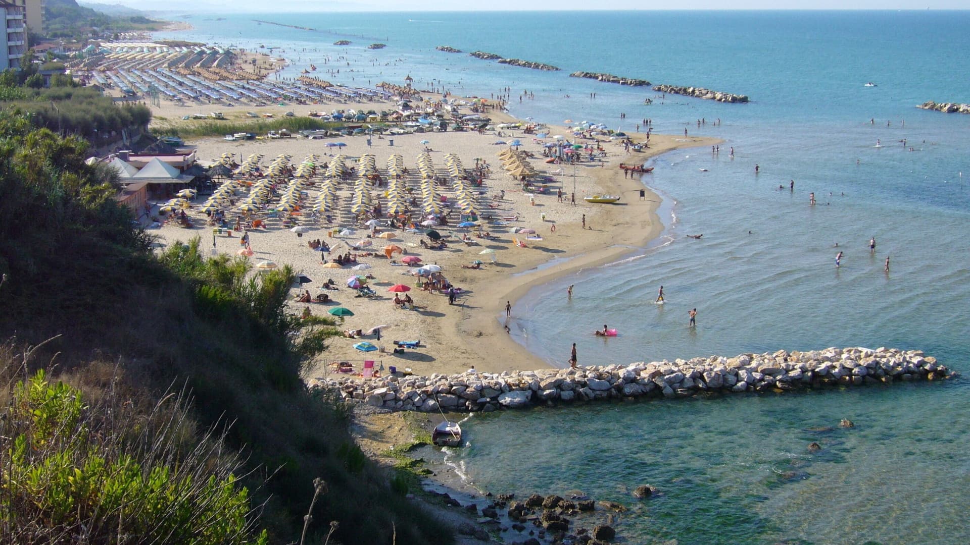 Tragedia in spiaggia a Ortona: muore dopo un malore mentre fa il bagno - Chi è la vittima