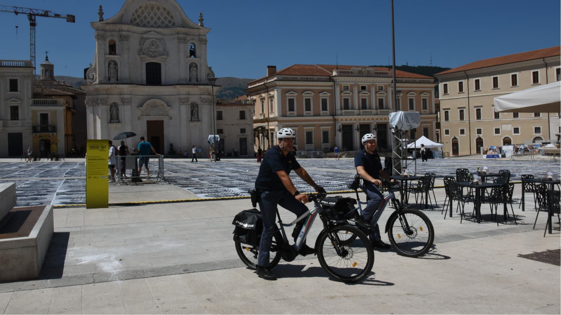 L'Aquila, le vie del centro storico presidiate da agenti della Polizia in sella alle e-bike