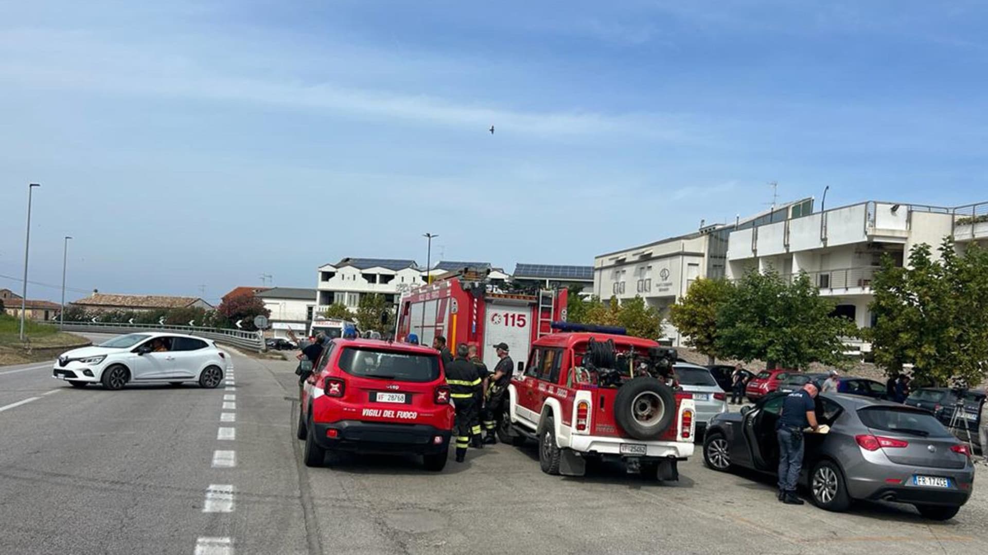 Vigili del fuoco e forze dell'ordine nei pressi dello stabilimento