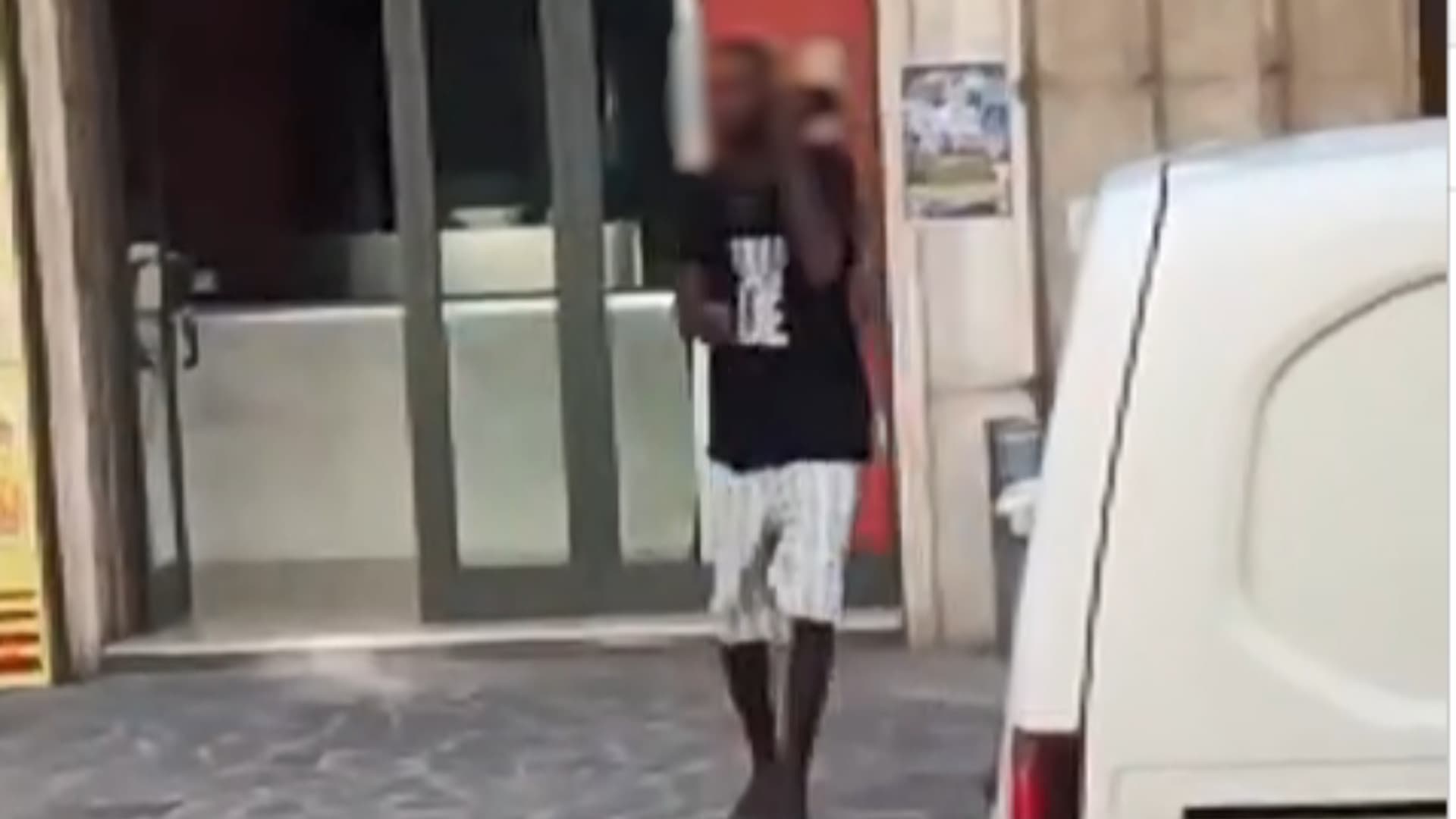 Giulianova, atti osceni e balletti davanti alla stazione. I residenti: «La zona è ormai abbandonata»